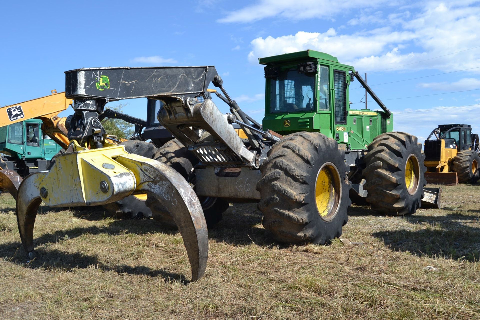 JOHN DEERE 648H DUAL ARCH GRAPPLE SKIDDER W/ ENCLOSED CAB W/ HEAT & AIR W/ 30.5X32 RUB SN#D656948 - Image 2 of 5