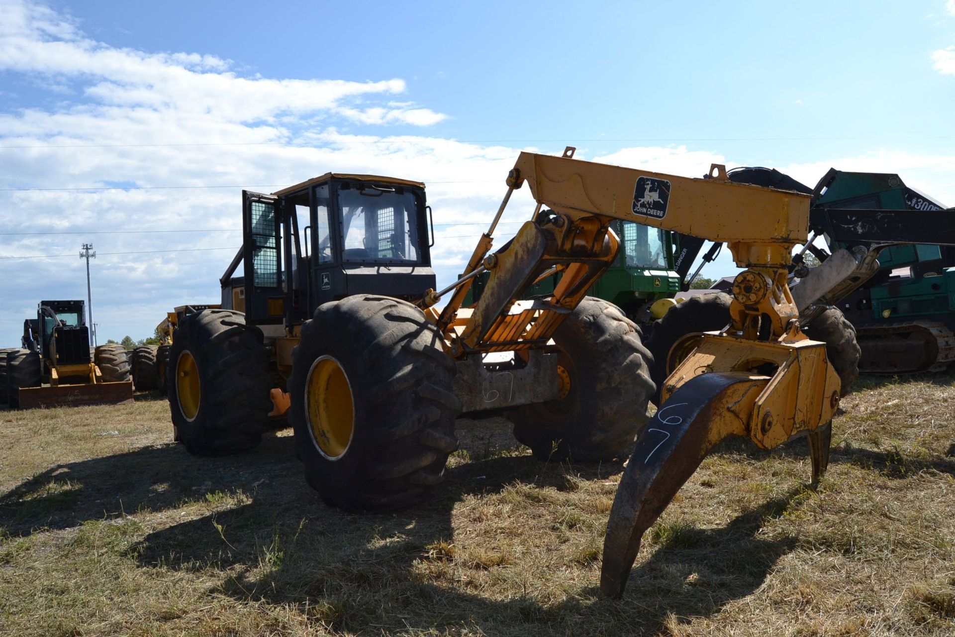 JOHN DEERE 648III DUAL ARCH SKIDDER W/ 30.5X32 RUB W/ ENCLOSED CAB W/ HEAT & AIR SN#576625 - Image 3 of 4