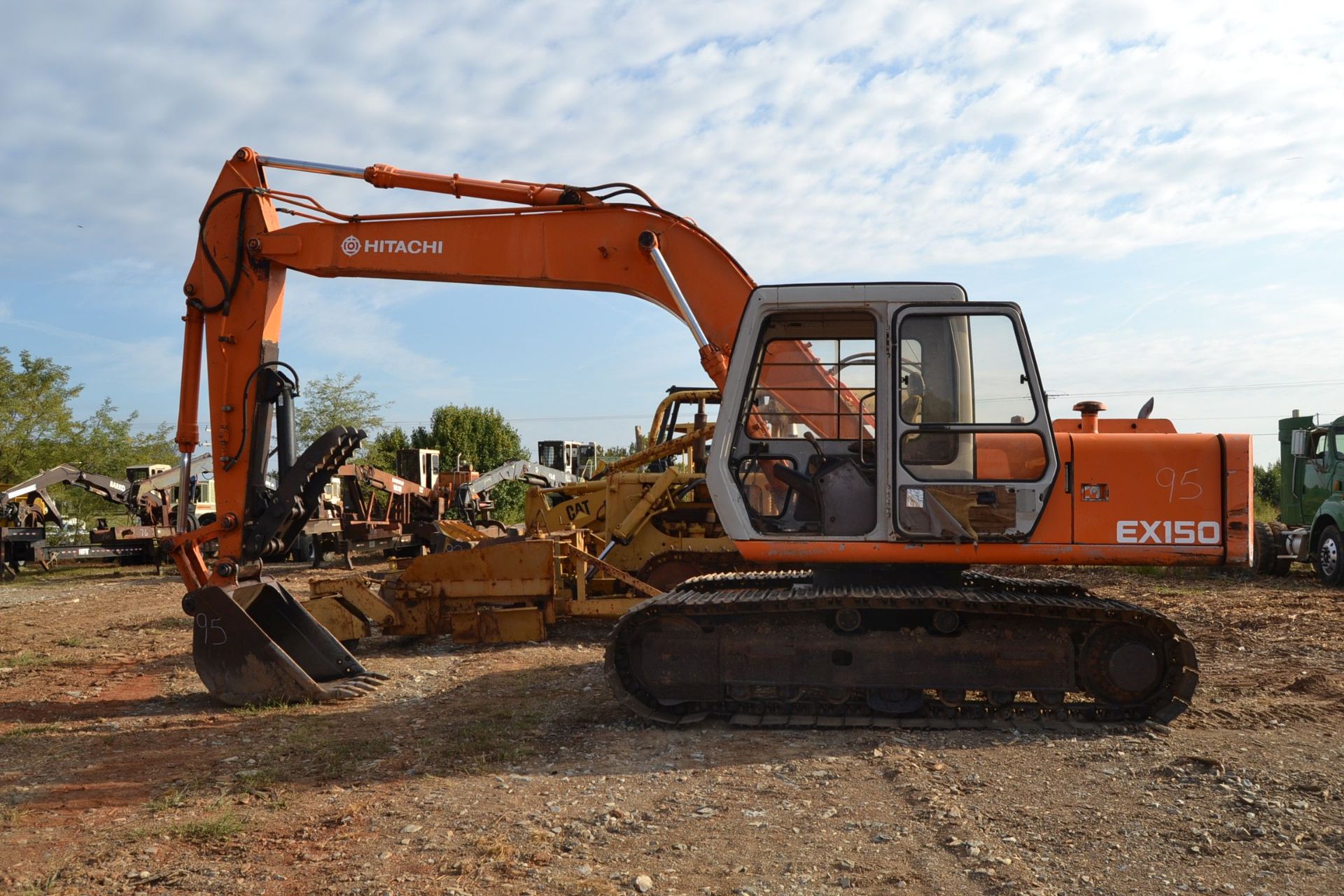 HITACHI MODEL EX150 TRACK HUE W/ HYDRAULIC THUMB SN#133-2401 7,168 HOURS - Image 3 of 5