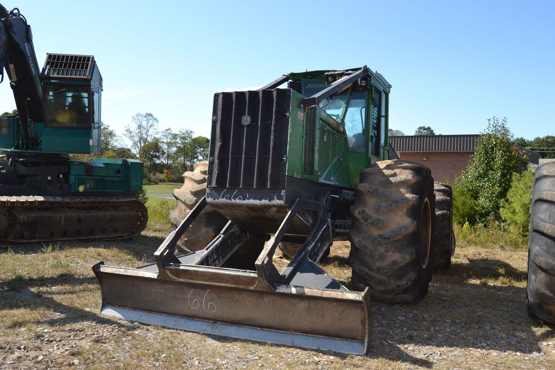 JOHN DEERE 648H DUAL ARCH GRAPPLE SKIDDER W/ ENCLOSED CAB W/ HEAT & AIR W/ 30.5X32 RUB SN#D656948 - Image 5 of 5