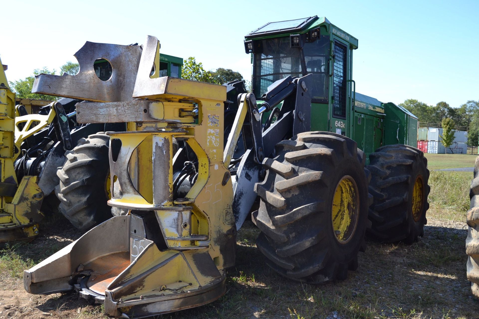 JOHN DEERE 643K FELLER BUNCHER W/ JOHN DEERE SAW HEAD W/ HEAR & AIR CAB W/ 28LX26 RUB SN#634601 12,