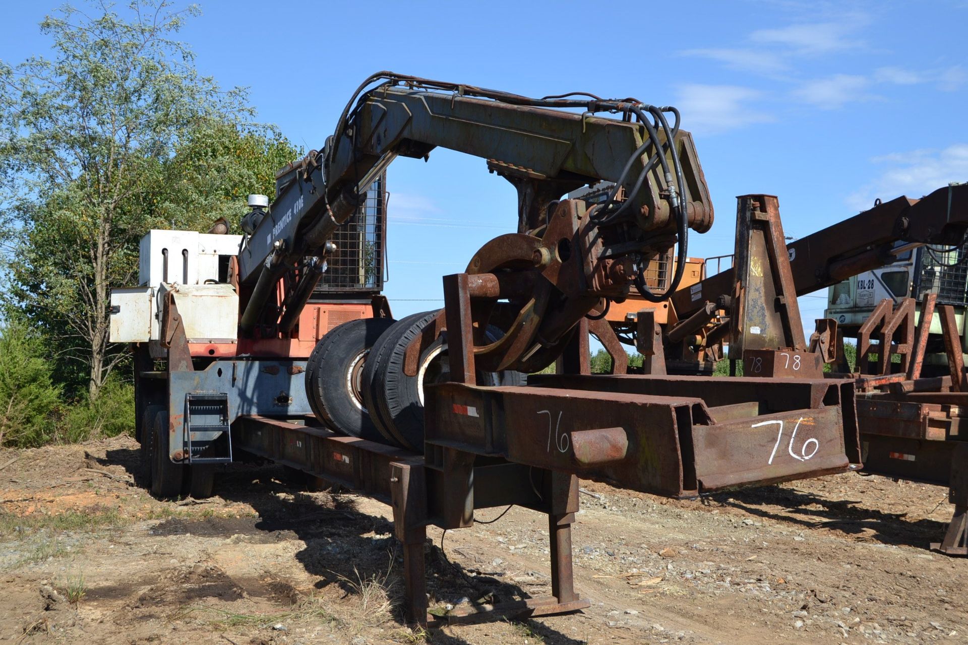 PRENTICE 410E KNUCKLEBOOM LOADER W/ CONT GRAPPLE W/ JOY STICK CONTROLS W/ SAW PACKAGE HOOKUP W/