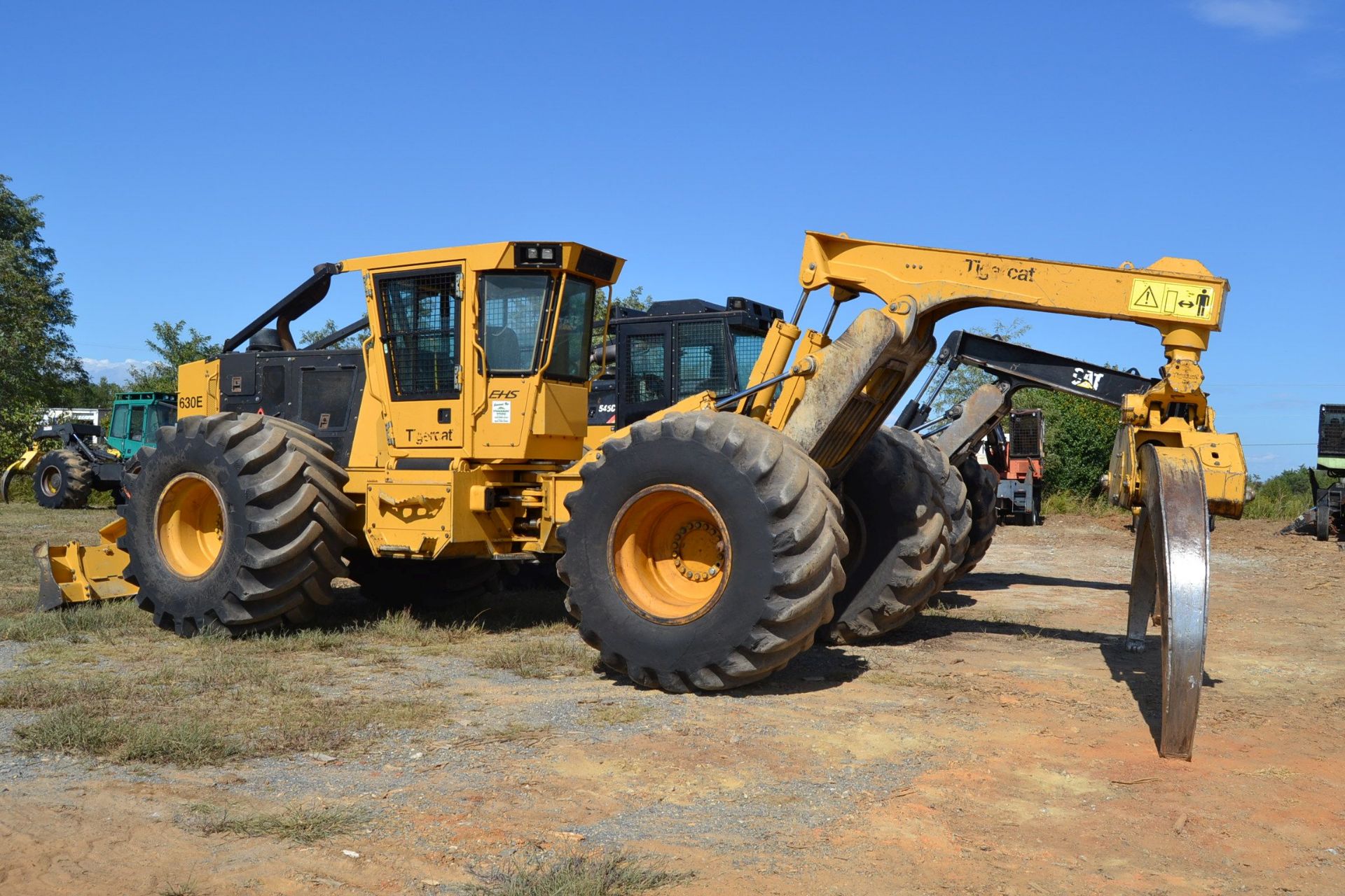 TIGERCAT 630E DUAL ARCH GRAPPLE SKIDDER W/ ENCLOSED CAB W/ HEAT & AIR W/ DH-73X44.00-32 TIRES SN# - Image 3 of 5