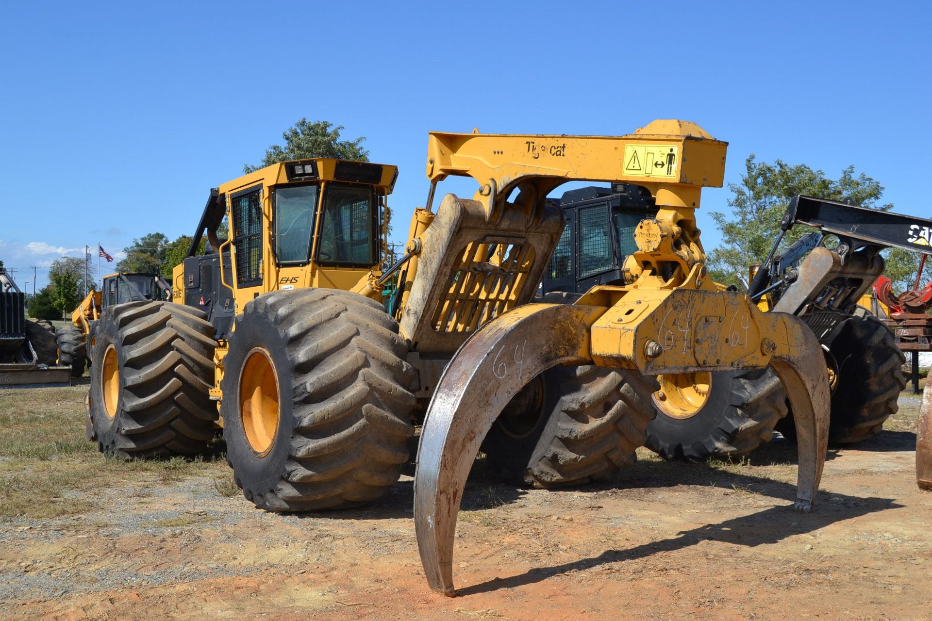 TIGERCAT 630E DUAL ARCH GRAPPLE SKIDDER W/ ENCLOSED CAB W/ HEAT & AIR W/ DH-73X44.00-32 TIRES SN# - Image 2 of 5