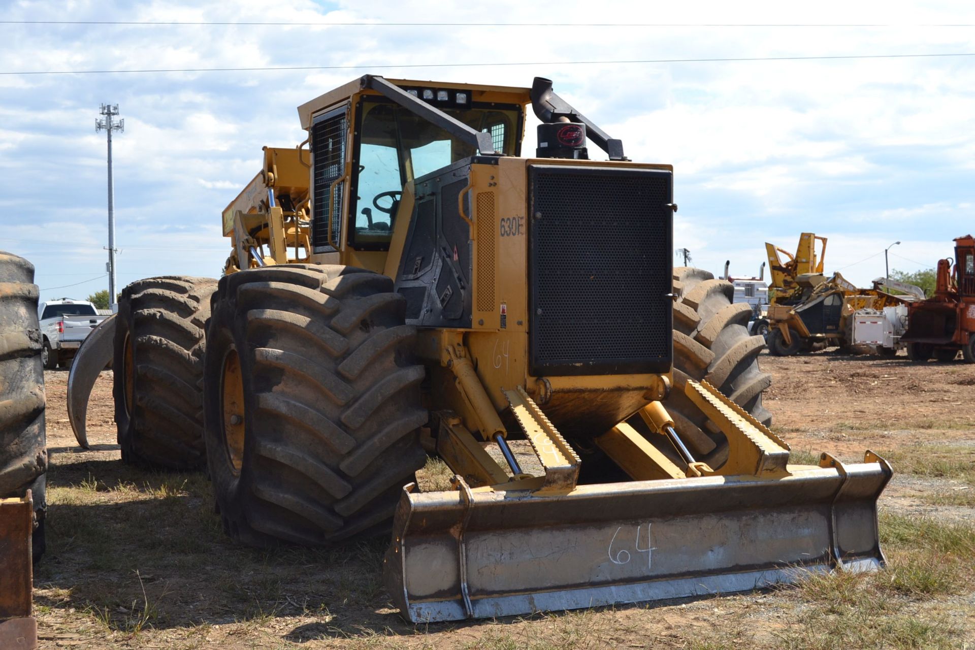 TIGERCAT 630E DUAL ARCH GRAPPLE SKIDDER W/ ENCLOSED CAB W/ HEAT & AIR W/ DH-73X44.00-32 TIRES SN# - Image 5 of 5