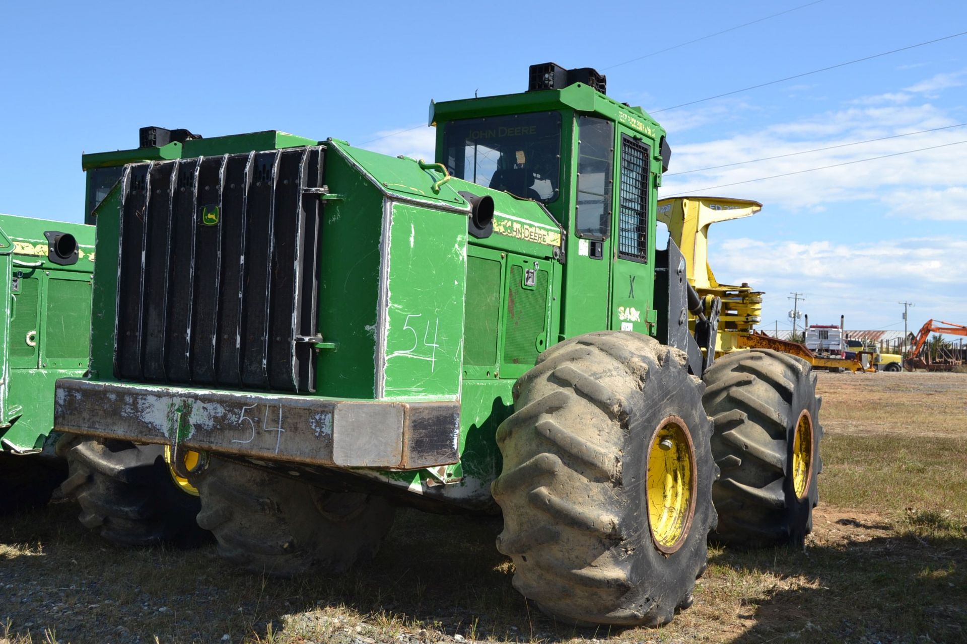 JOHN DEERE 643K FELLER BUNCHER W/ JOHN DEERE SAW HEAD W/ HEAT & AIR CAB W/ 28LX26 RUB SN#90626807 - Image 4 of 5