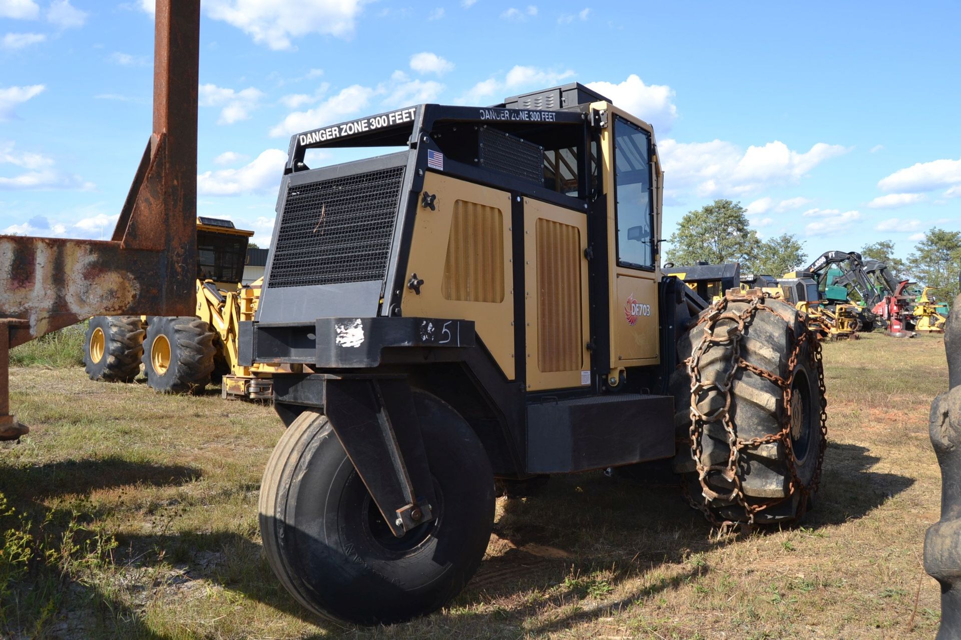 DF703 3 WHEEL FELLER BUNCHER W/ SAW HEAD W/ ENCLOSED CAB HEAT & AIR 151 HOURS - Image 4 of 4