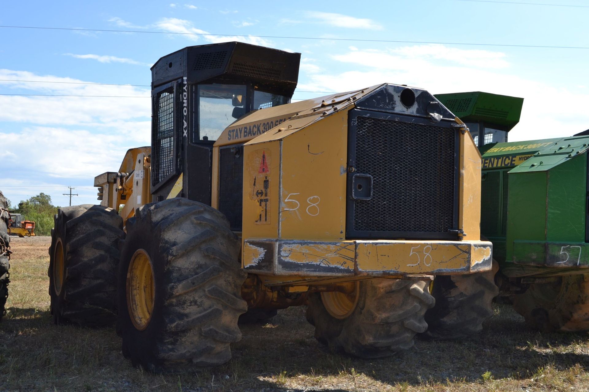 HYDRO AX 570 FELLER BUNCHER W / SAW HEAD W/ HEAT & AIR CAB W/ 28LX26 RUB SN#HA18997 - Image 4 of 4