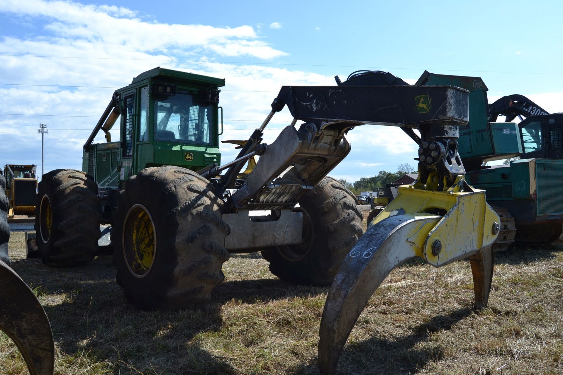 JOHN DEERE 648H DUAL ARCH GRAPPLE SKIDDER W/ ENCLOSED CAB W/ HEAT & AIR W/ 30.5X32 RUB SN#D656948