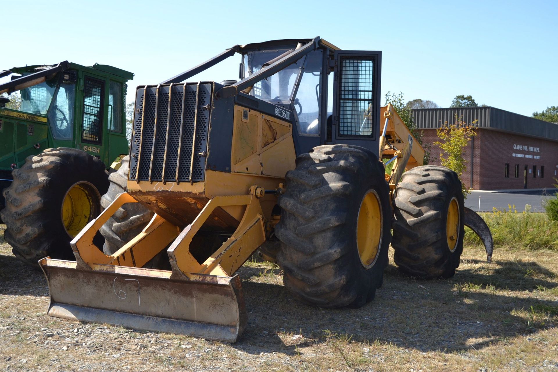 JOHN DEERE 648III DUAL ARCH SKIDDER W/ 30.5X32 RUB W/ ENCLOSED CAB W/ HEAT & AIR SN#576625