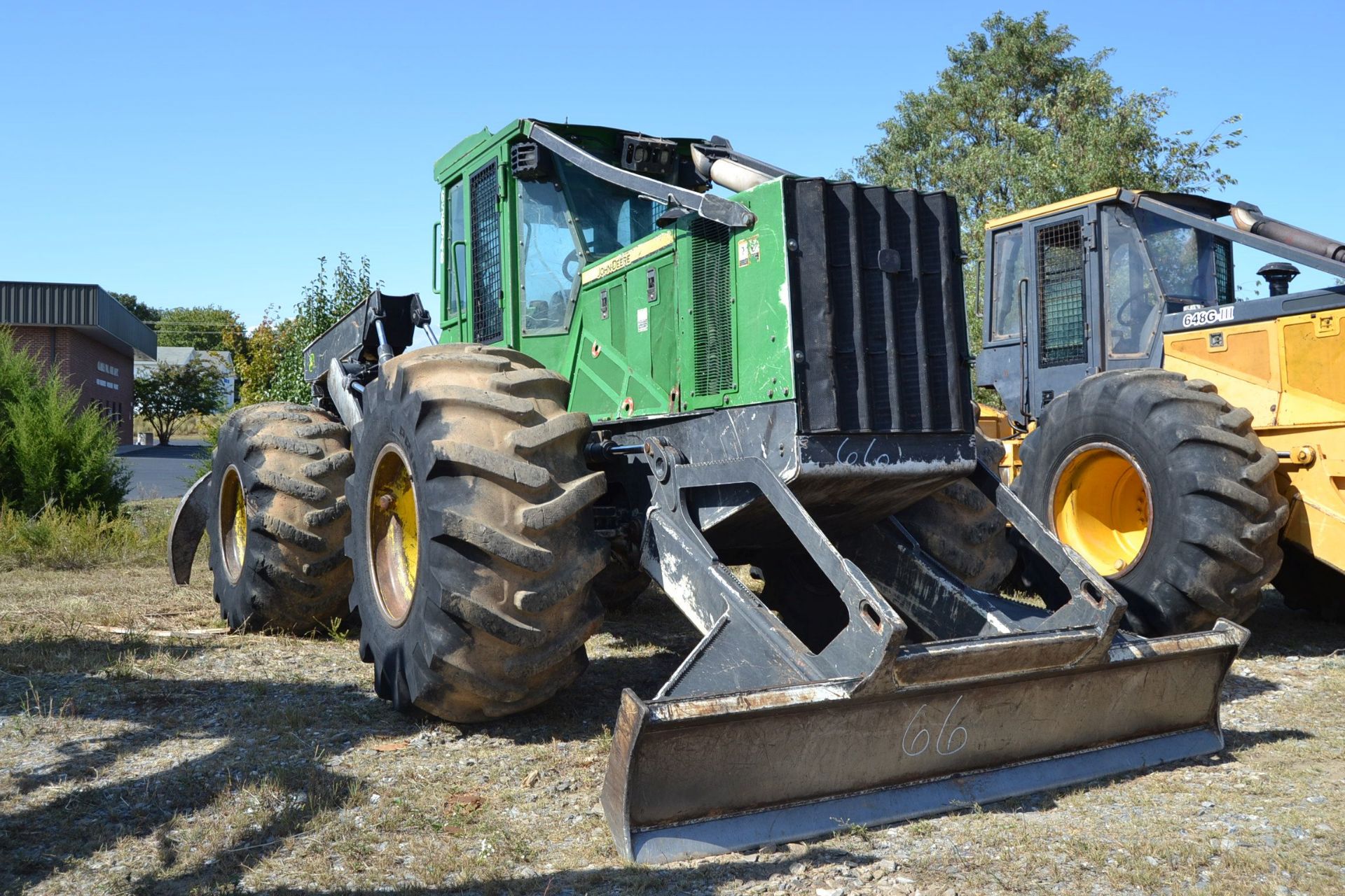 JOHN DEERE 648H DUAL ARCH GRAPPLE SKIDDER W/ ENCLOSED CAB W/ HEAT & AIR W/ 30.5X32 RUB SN#D656948 - Image 4 of 5