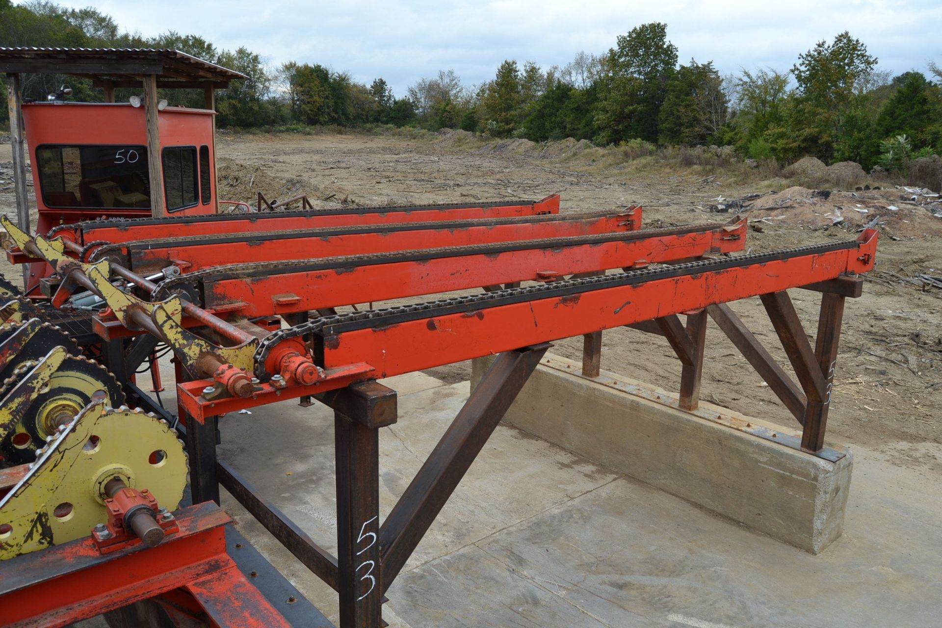 MORBARK 20' 4 STRAND LOG DECK W/ 4 ARM STOP & LOADER W/ HYDRAULIC DRIVE - Image 4 of 4