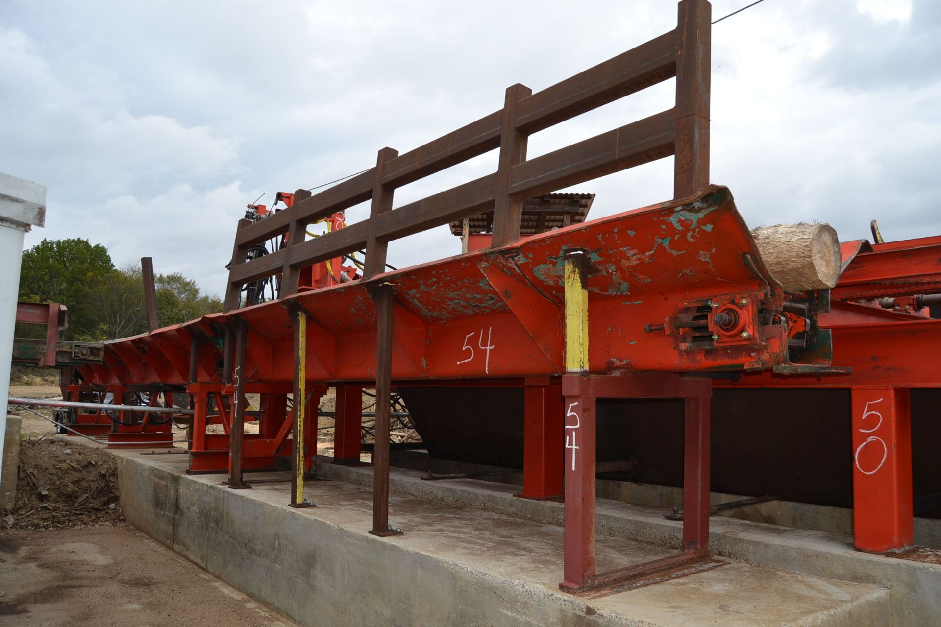 MORBARK 48' ENDWISE LOG TROUGH W/ 3 ARM KICKERS W/ HYDRAULIC DRIVE - Image 2 of 4