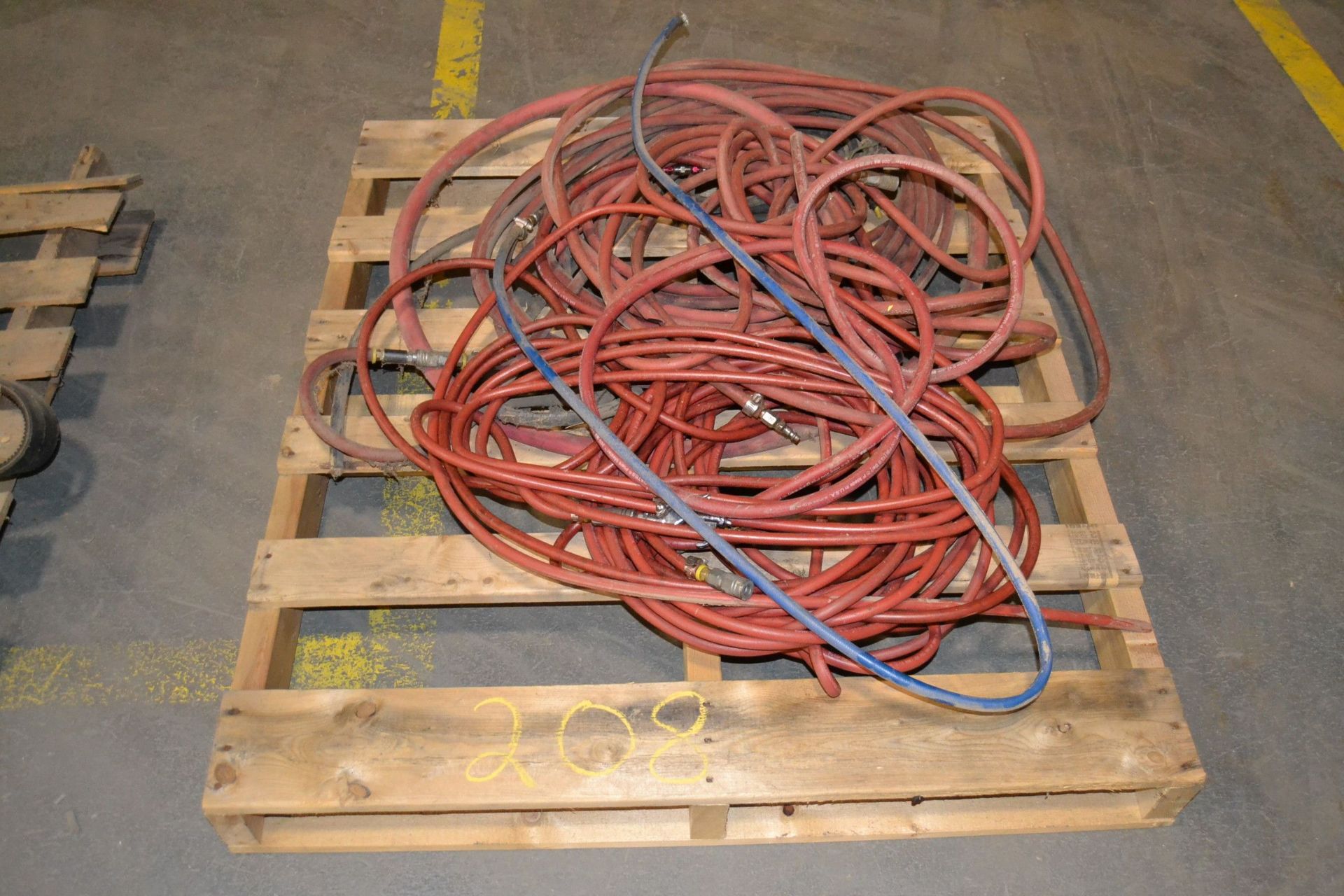 PALLET OF AIR HOSE