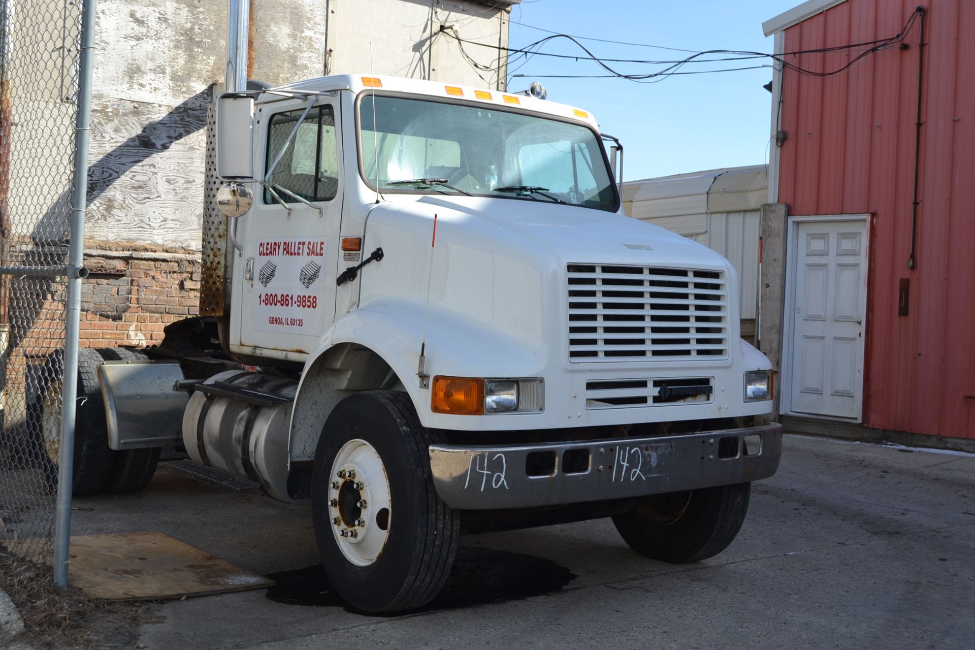 2000 INTERNATIONAL MODEL 8100 4X2 SINGLE AXLE DAY CAB ROAD TRACTOR W/ DT466 DIESEL ENGINE W/ 6 SPEED