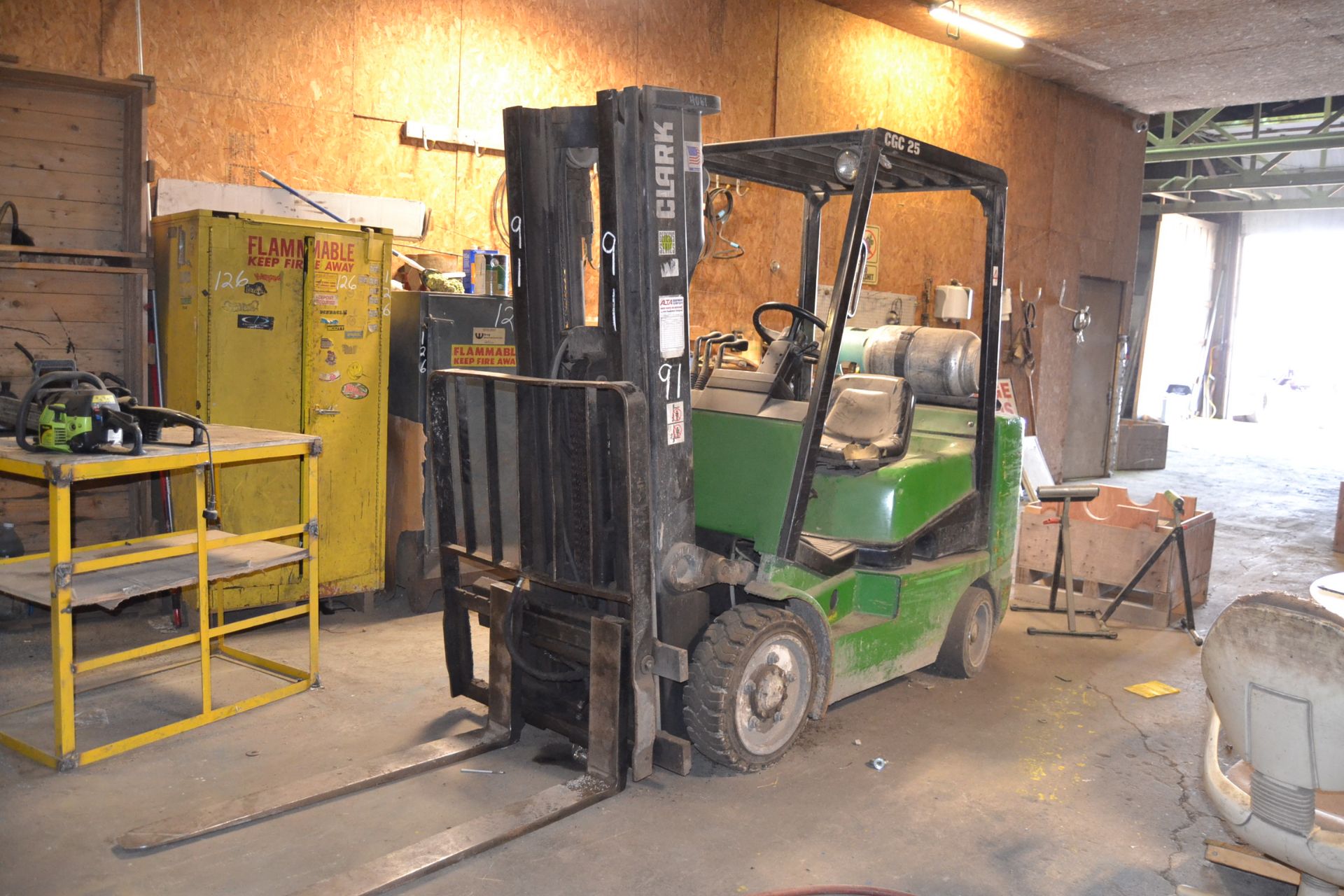 CLARK MODEL CGC25 WAREHOUSE FORKLIFT W/ SIDE SHIFT W/ PROPANE GAS ENGINE 2,747 HOURS SN#9480 - Image 2 of 3
