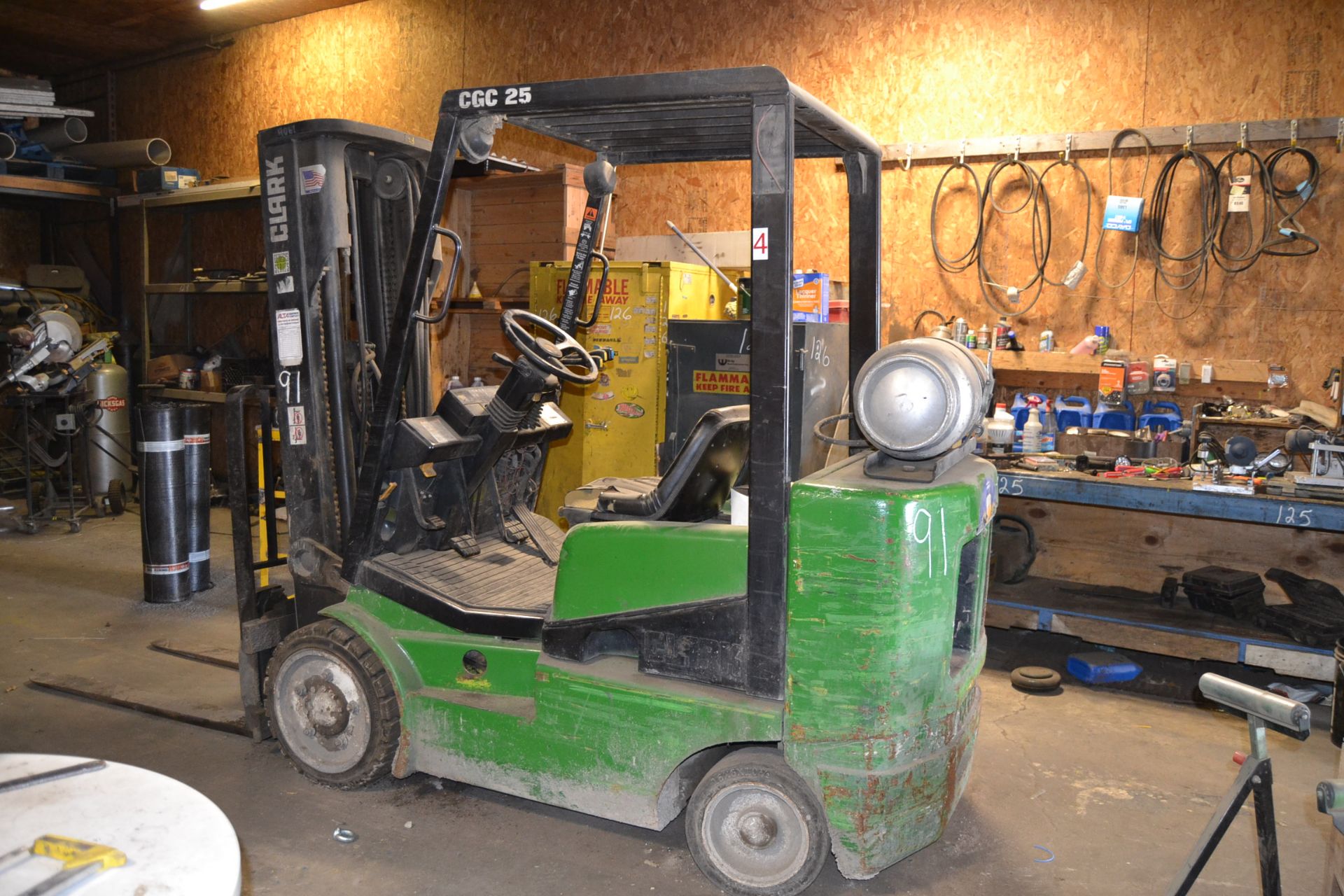 CLARK MODEL CGC25 WAREHOUSE FORKLIFT W/ SIDE SHIFT W/ PROPANE GAS ENGINE 2,747 HOURS SN#9480