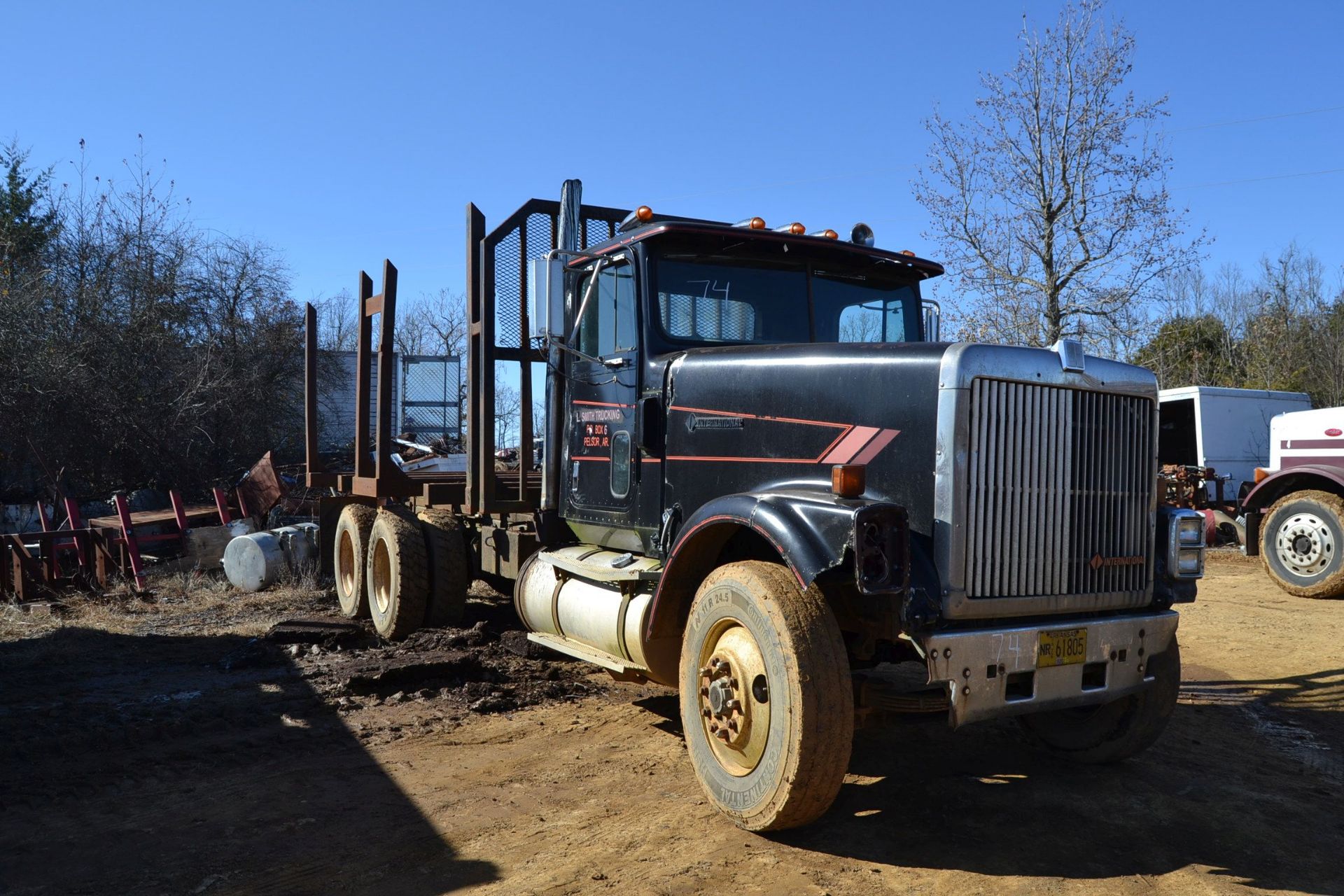 1990 INTERNATIONAL TANDEM AXLE LOG TRUCK W/CUMMINS DIESEL ENGINE W/ 9 SPEED TRANS 673,561 MILES