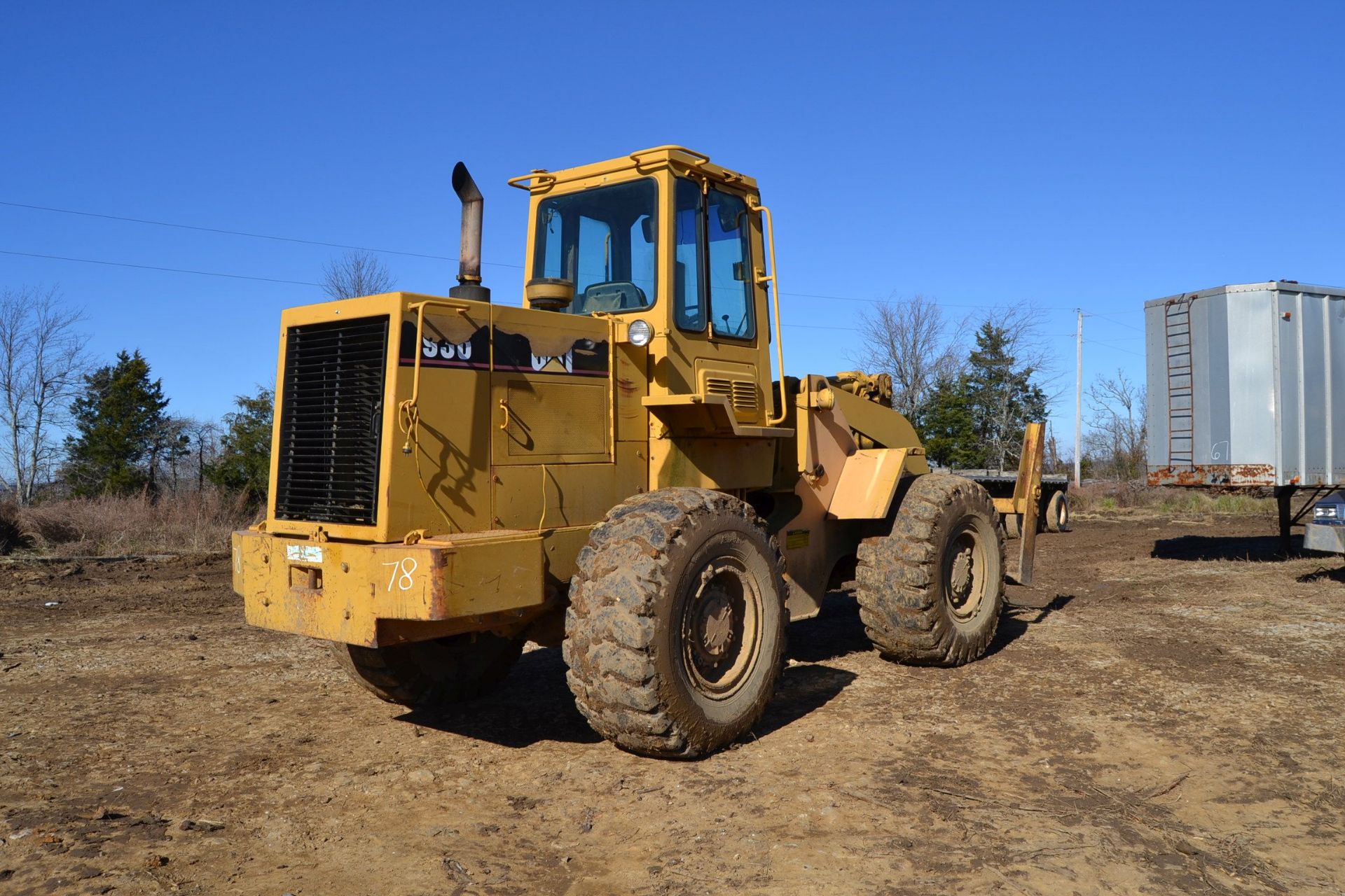CAT 936 ARTICULATING LOADER W/ ENCLOSED CAB W/ LUMBER FORKS W. 20.5X25 RUB 19,160 HOURS
