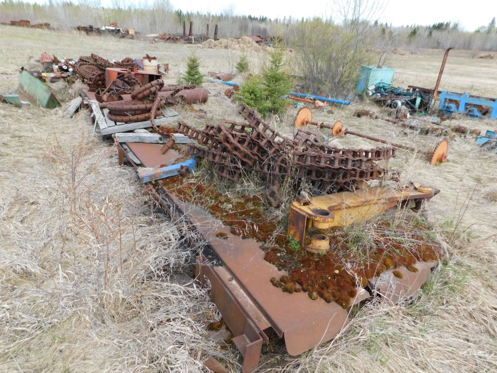 All remaining contents in area, incl. hydraulic power unit, chain, shafts, sprockets