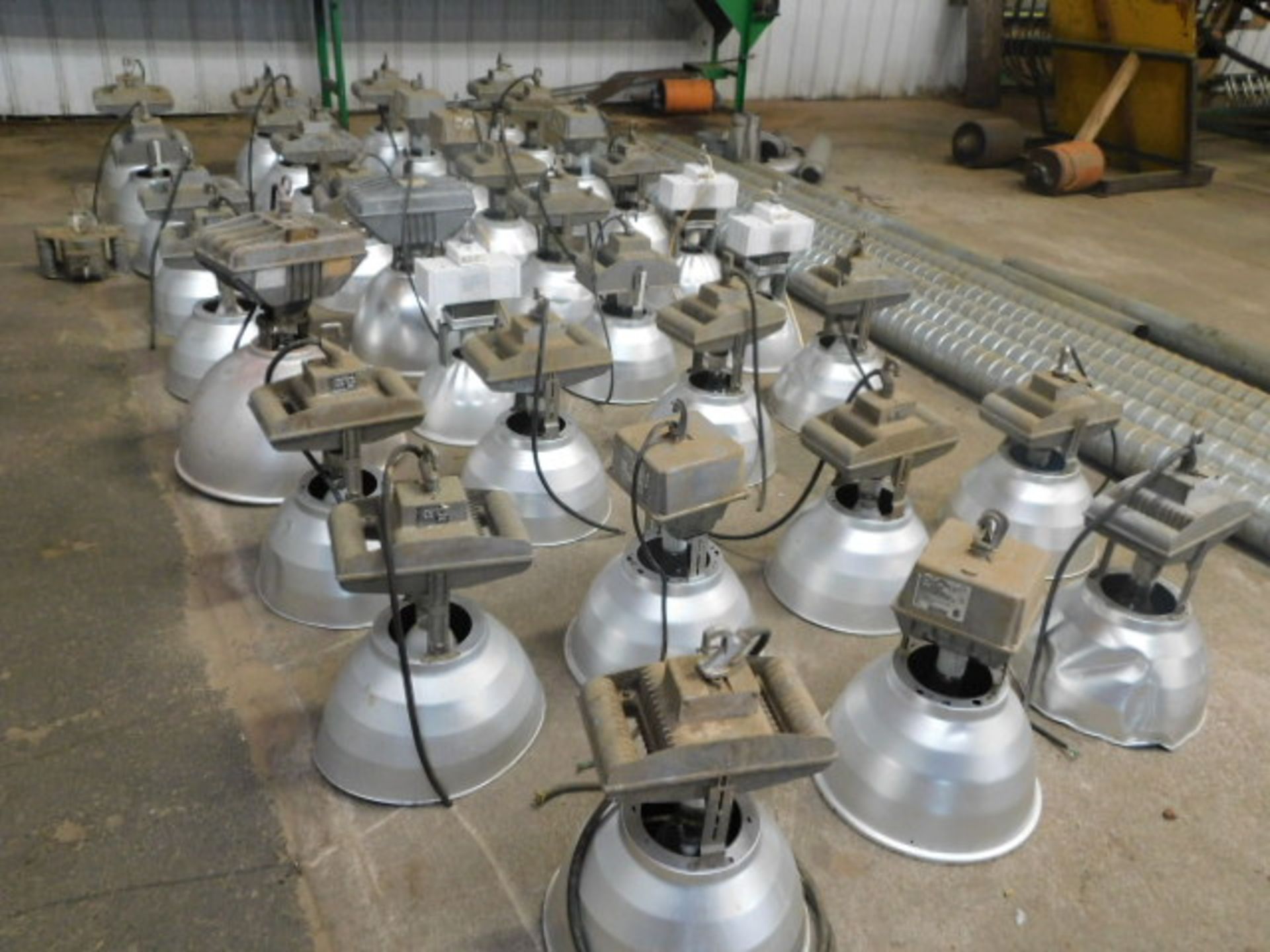 (4) 400W HIGH BAY LIGHT FIXTURES