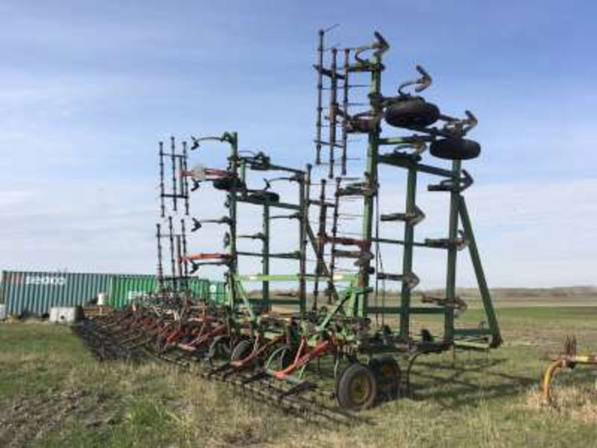 JD 40ft deep tillage, 12in spacing, 13in shovels, (also comes with new spikes) - Image 5 of 5