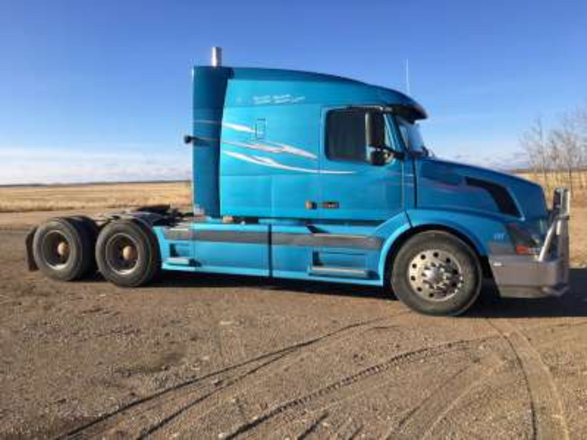 2004 Volvo Semi tractor, 500hp ISX Cummins, (75,000kms on rebuilt) Fuller 18 speed trans, all new