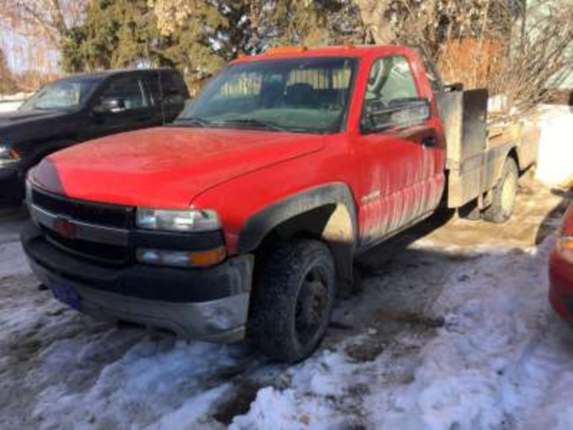 2002 Chev 3500 truck, 6 lit., Gas, auto, air,tilt, 4x4, flatdeck w/5th wheel hitch and tool boxes, - Image 2 of 4