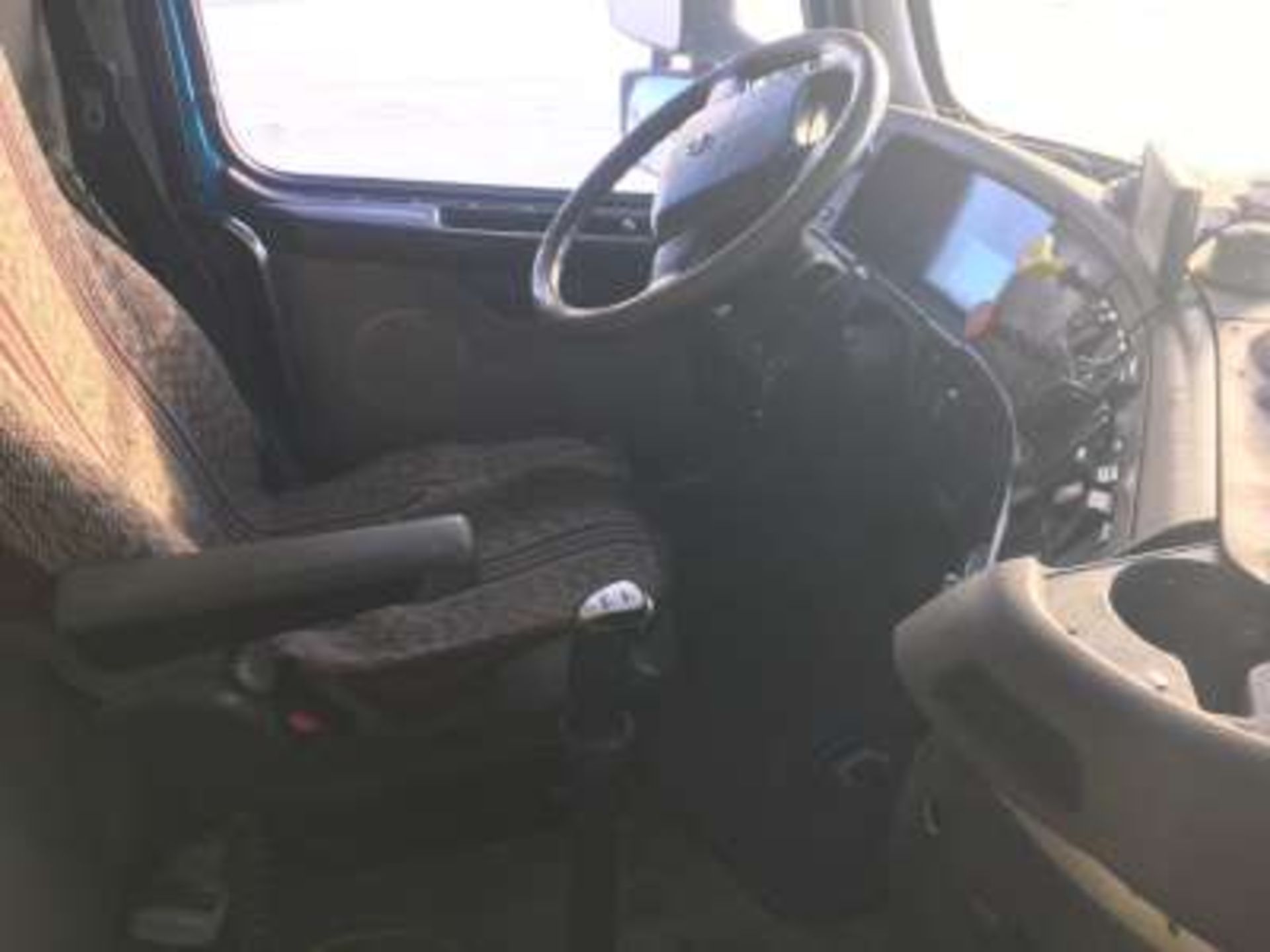 2004 Volvo Semi tractor, 500hp ISX Cummins, (75,000kms on rebuilt) Fuller 18 speed trans, all new - Image 6 of 9