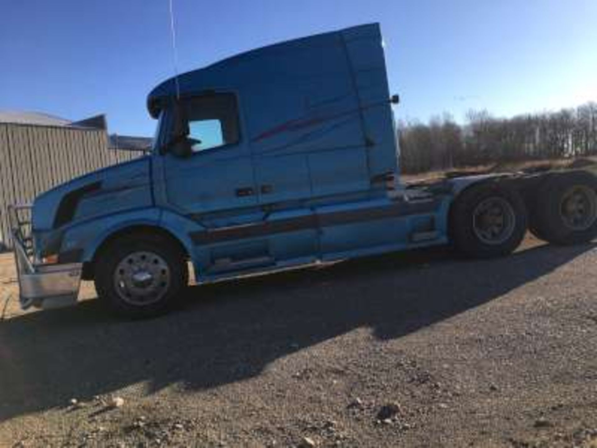 2004 Volvo Semi tractor, 500hp ISX Cummins, (75,000kms on rebuilt) Fuller 18 speed trans, all new - Image 2 of 9