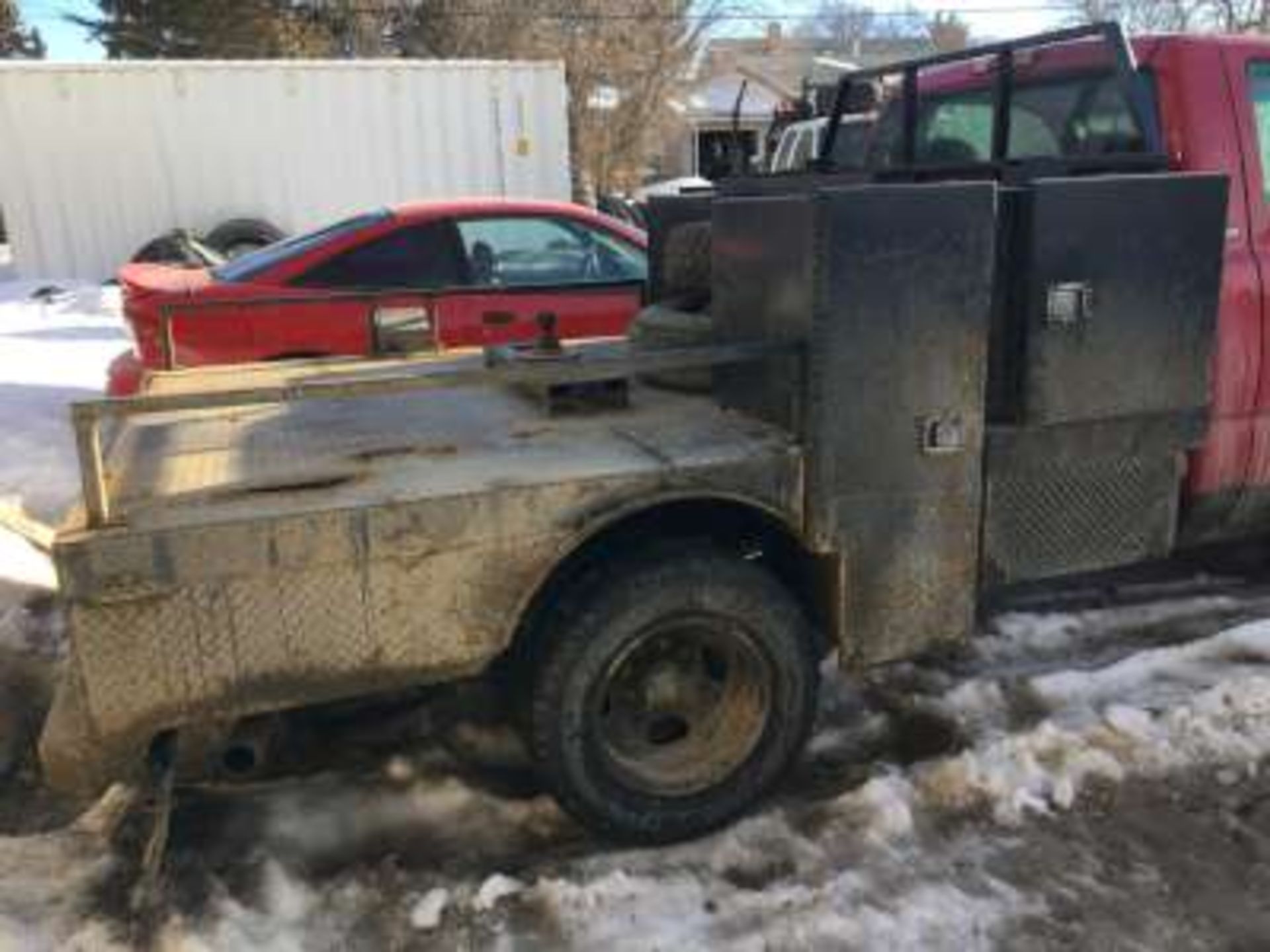 2002 Chev 3500 truck, 6 lit., Gas, auto, air,tilt, 4x4, flatdeck w/5th wheel hitch and tool boxes, - Image 3 of 4