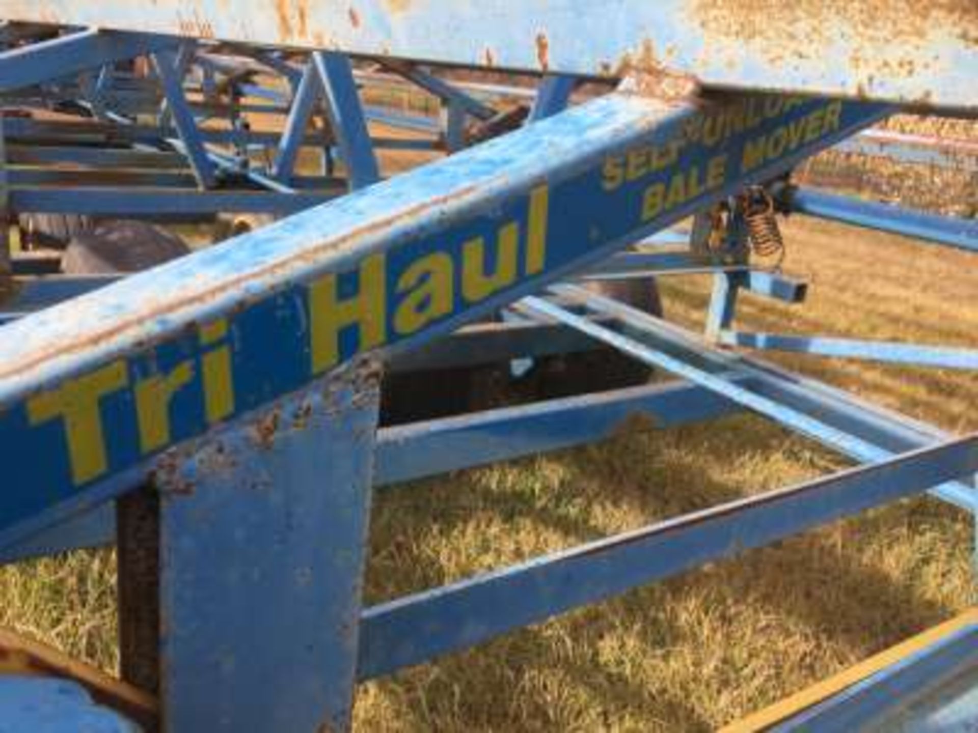 Tri Haul self-loading hay hiker (15 bales) one owner - Image 3 of 5