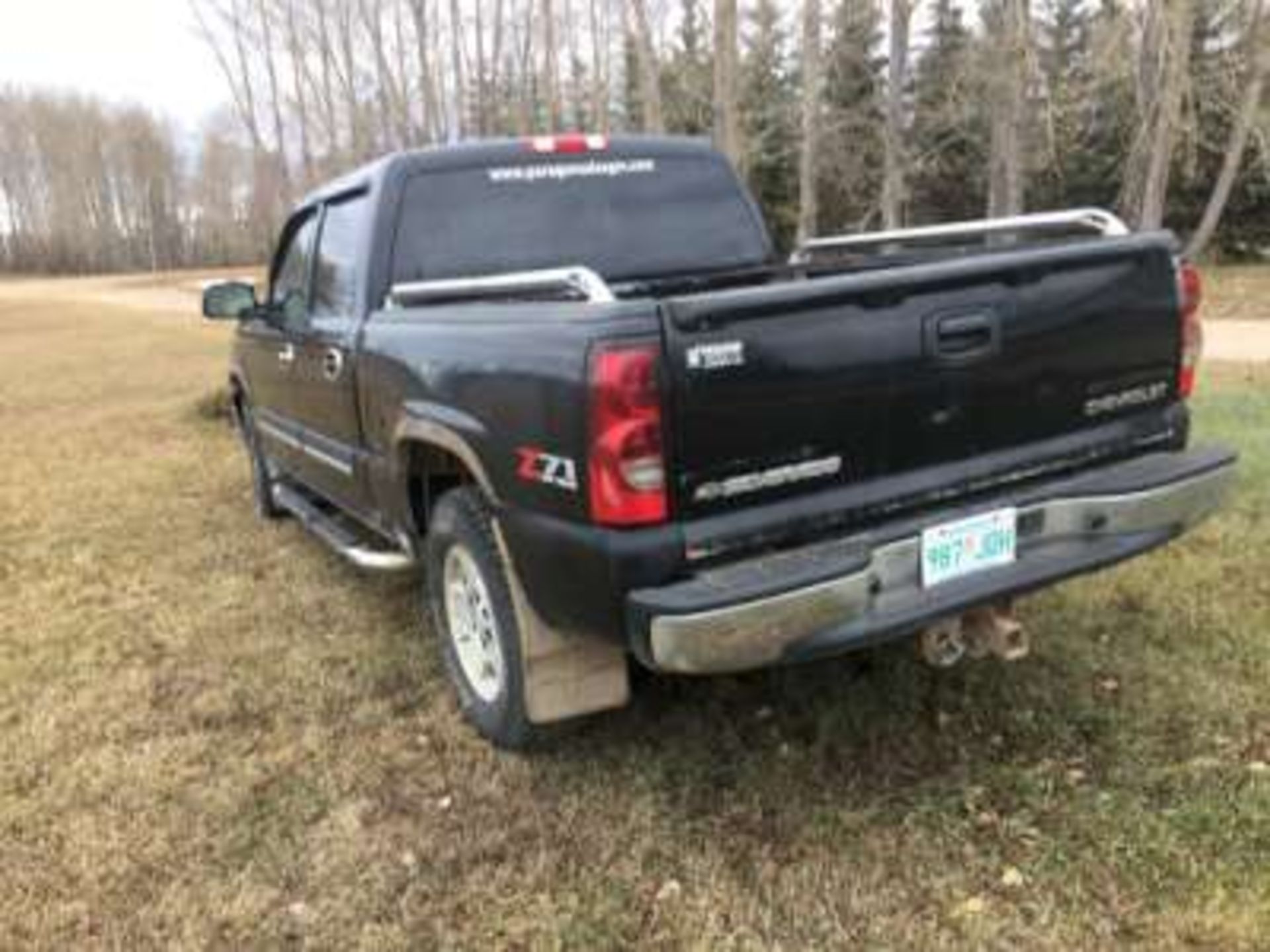 2005 Chev Silverado Z71 4X4, 4dr, new tires last fall, box rails, trailer pkg, run, stepping bar, - Image 4 of 9