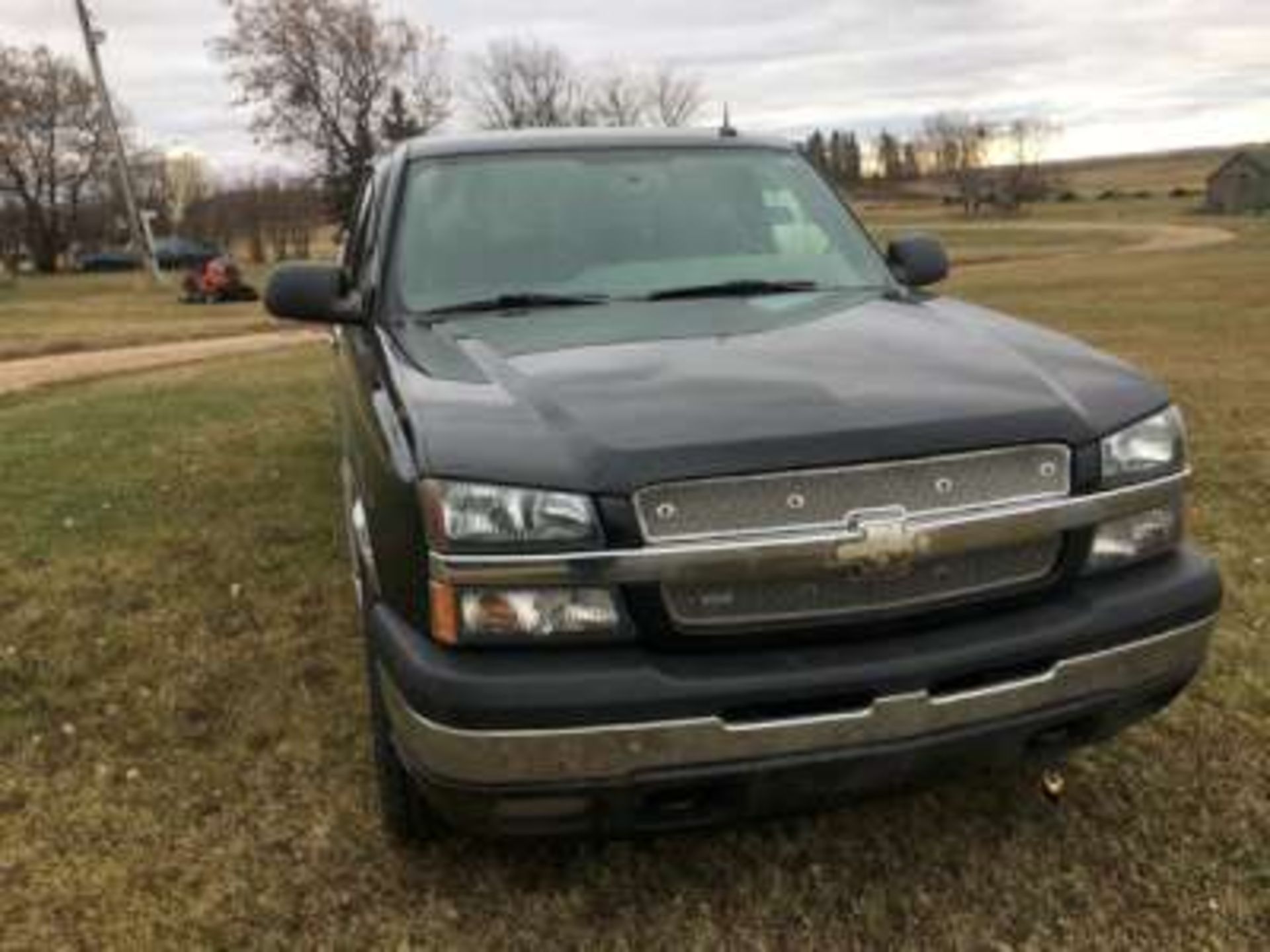 2005 Chev Silverado Z71 4X4, 4dr, new tires last fall, box rails, trailer pkg, run, stepping bar, - Image 7 of 9