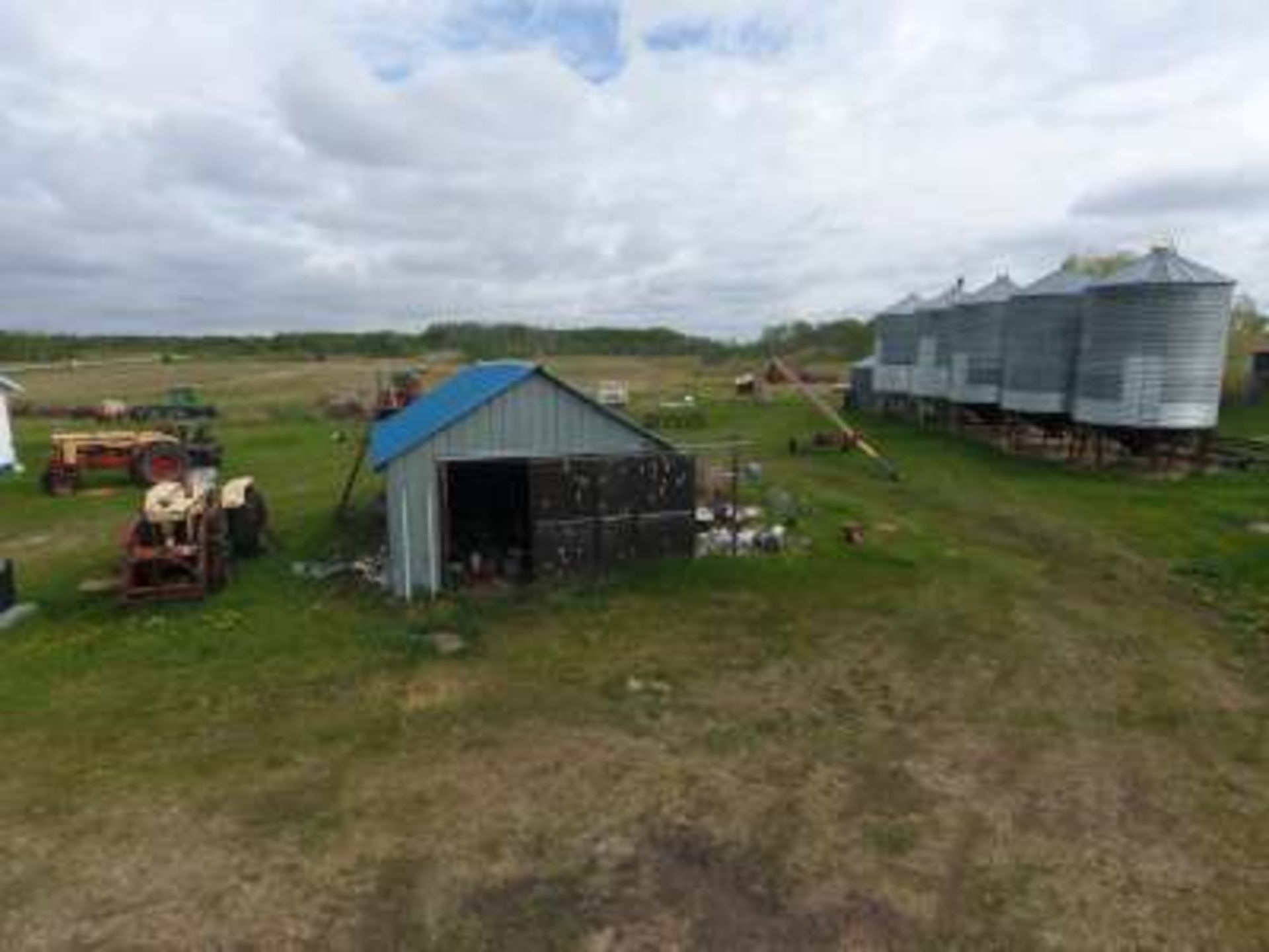 Agriculture and Pasture Land : 1/2 section of land including buildings 3 wired fence as follows: - Bild 16 aus 33