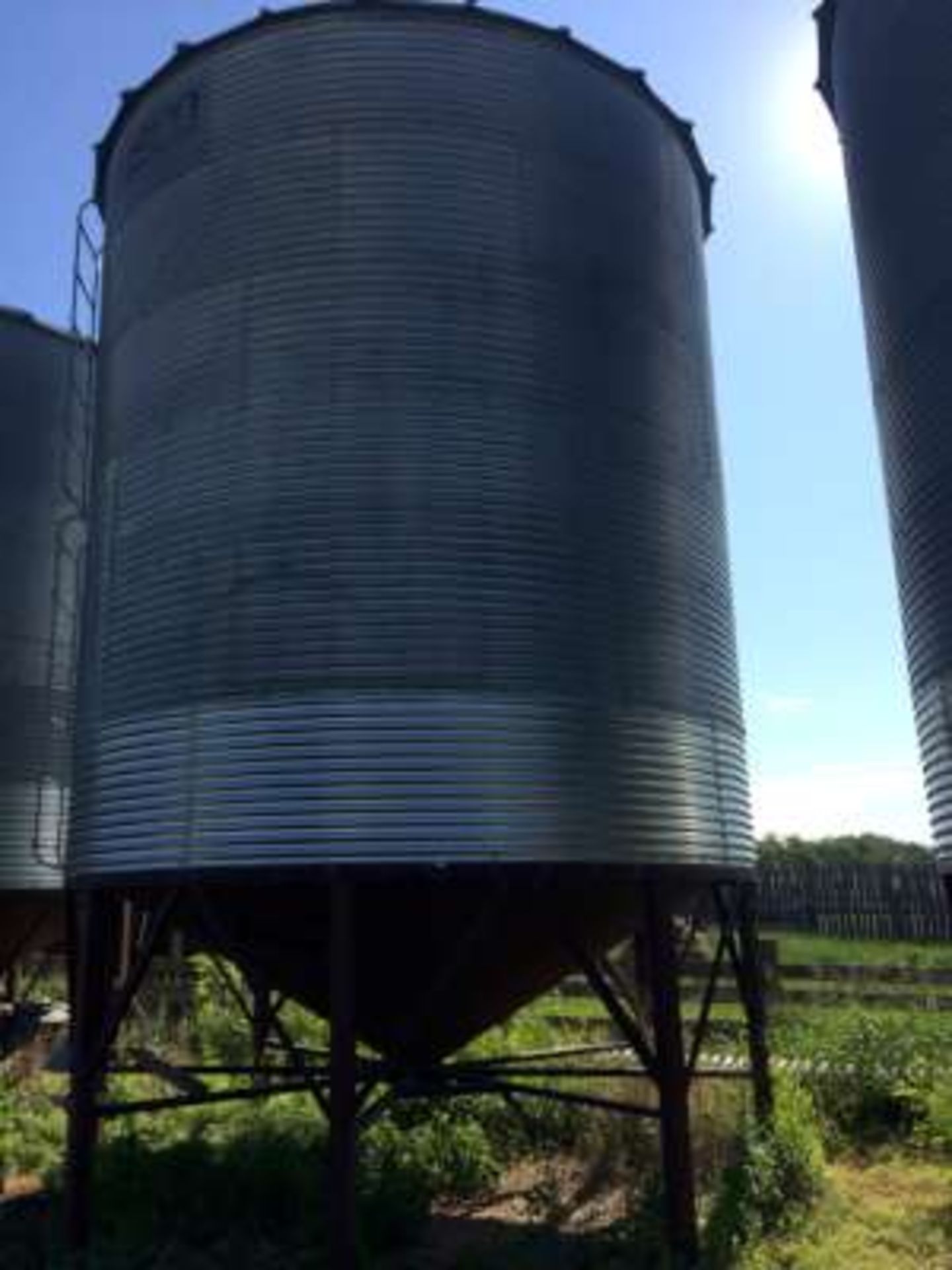 Bin No. 37 - Westeel Rosco 2000 bus. grain bin on skids, 14ft diameter ring