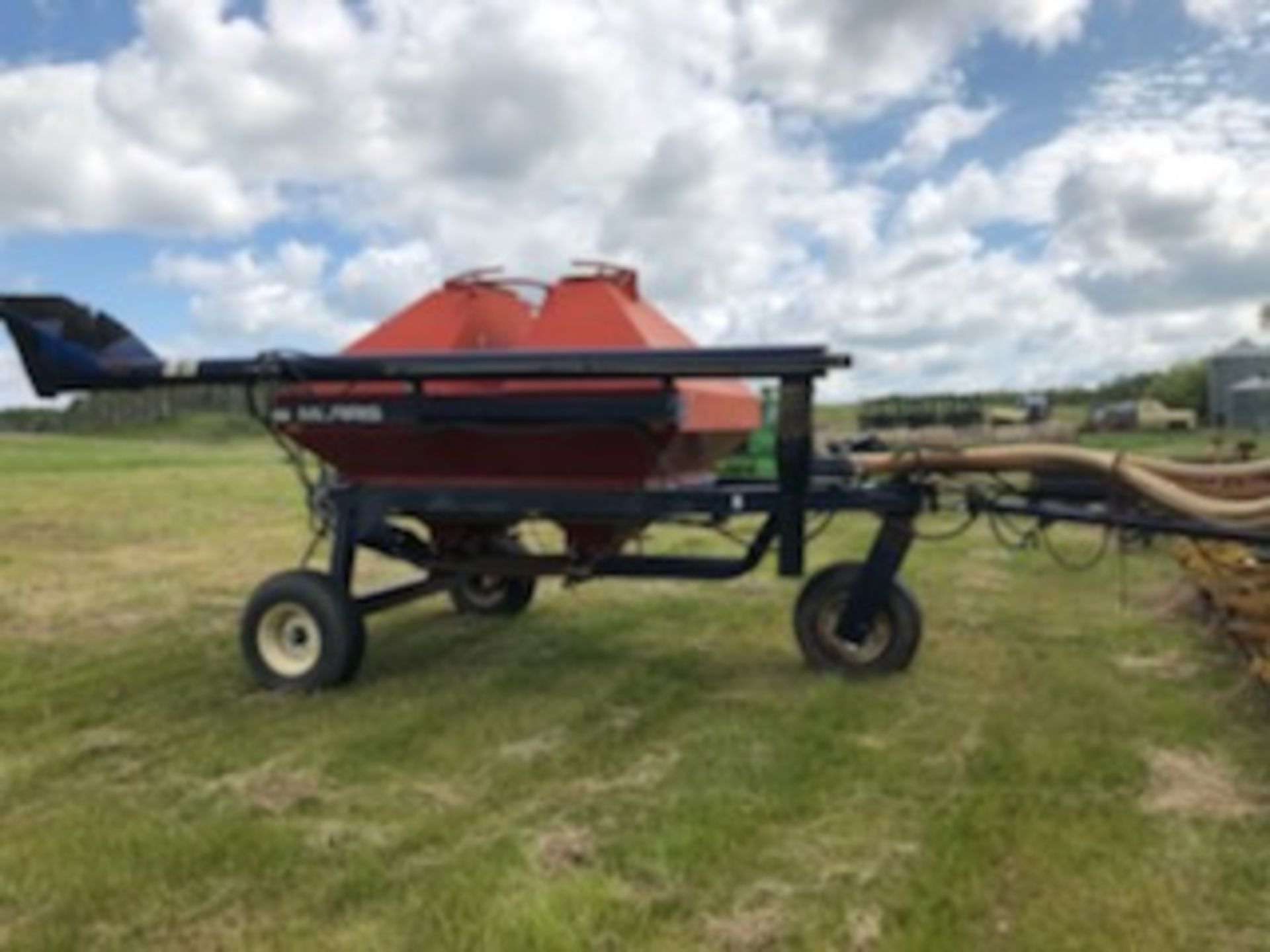 Bourgault 36-40 cultivator w/air package, w/ 5 row Bourgault harrows w/Morris 1305 air tank, hyd - Image 8 of 11