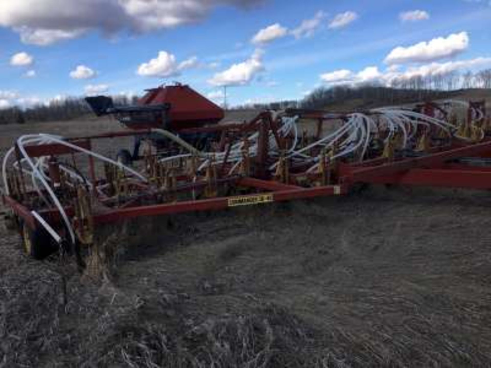 Bourgault 36-40 cultivator w/air package, w/ 5 row Bourgault harrows w/Morris 1305 air tank, hyd - Image 2 of 11