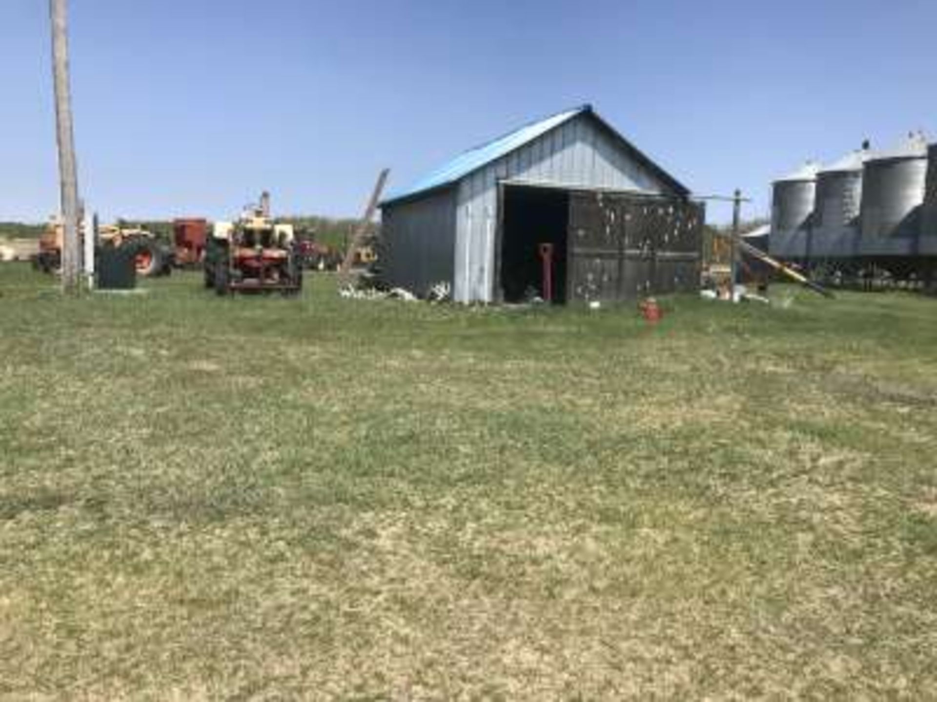 Agriculture and Pasture Land : 1/2 section of land including buildings 3 wired fence as follows: - Bild 6 aus 33