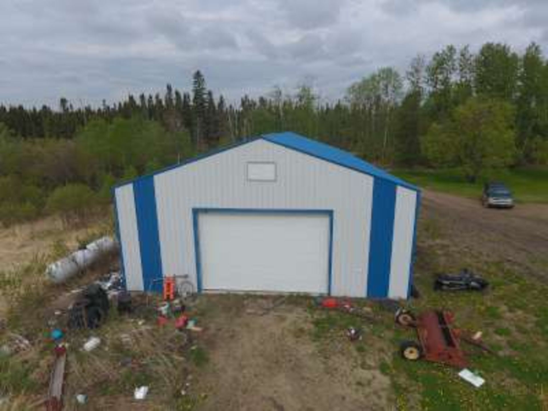 Agriculture and Pasture Land : 1/2 section of land including buildings 3 wired fence as follows: - Bild 14 aus 33