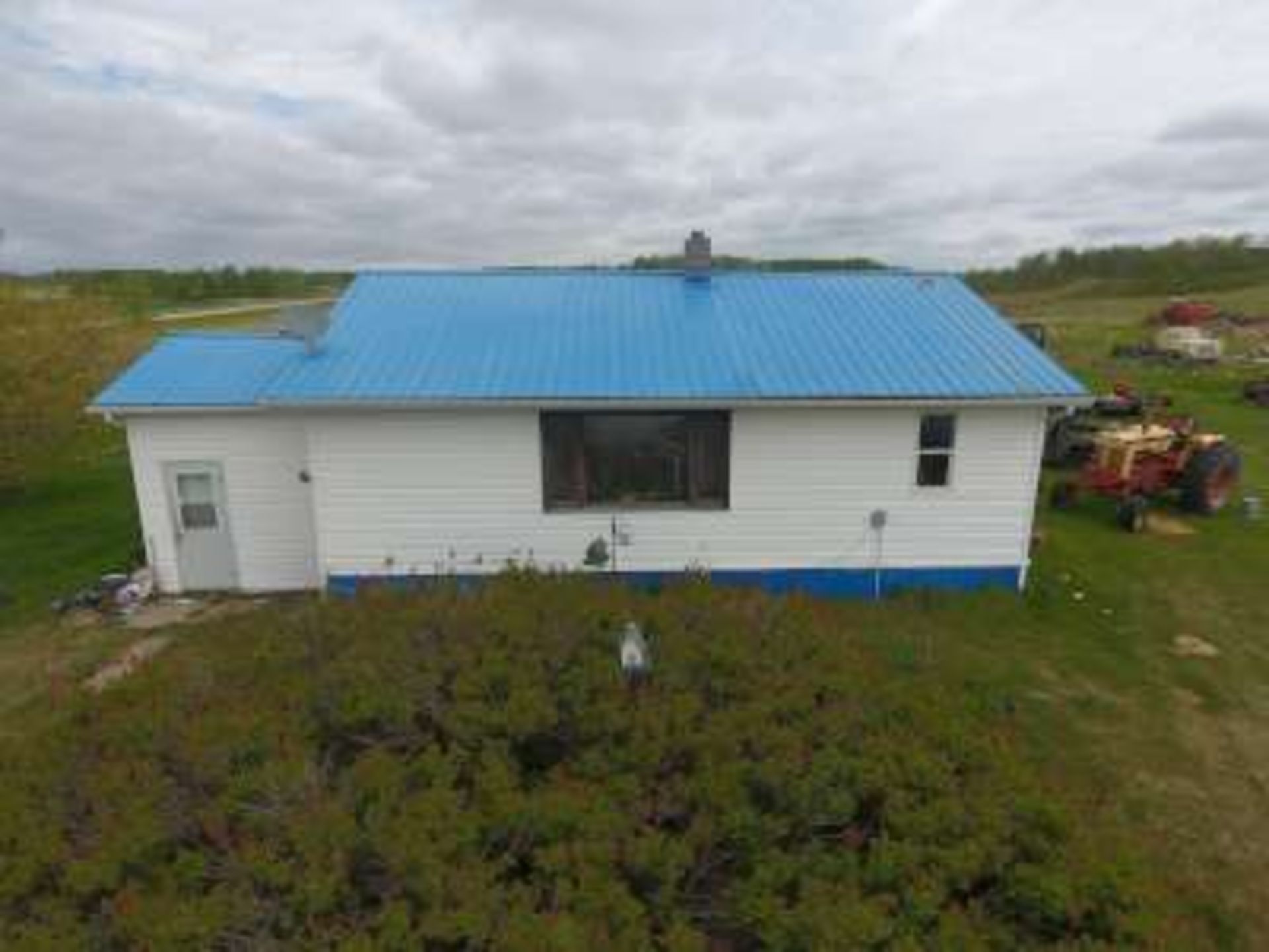 Agriculture and Pasture Land : 1/2 section of land including buildings 3 wired fence as follows: - Bild 13 aus 33