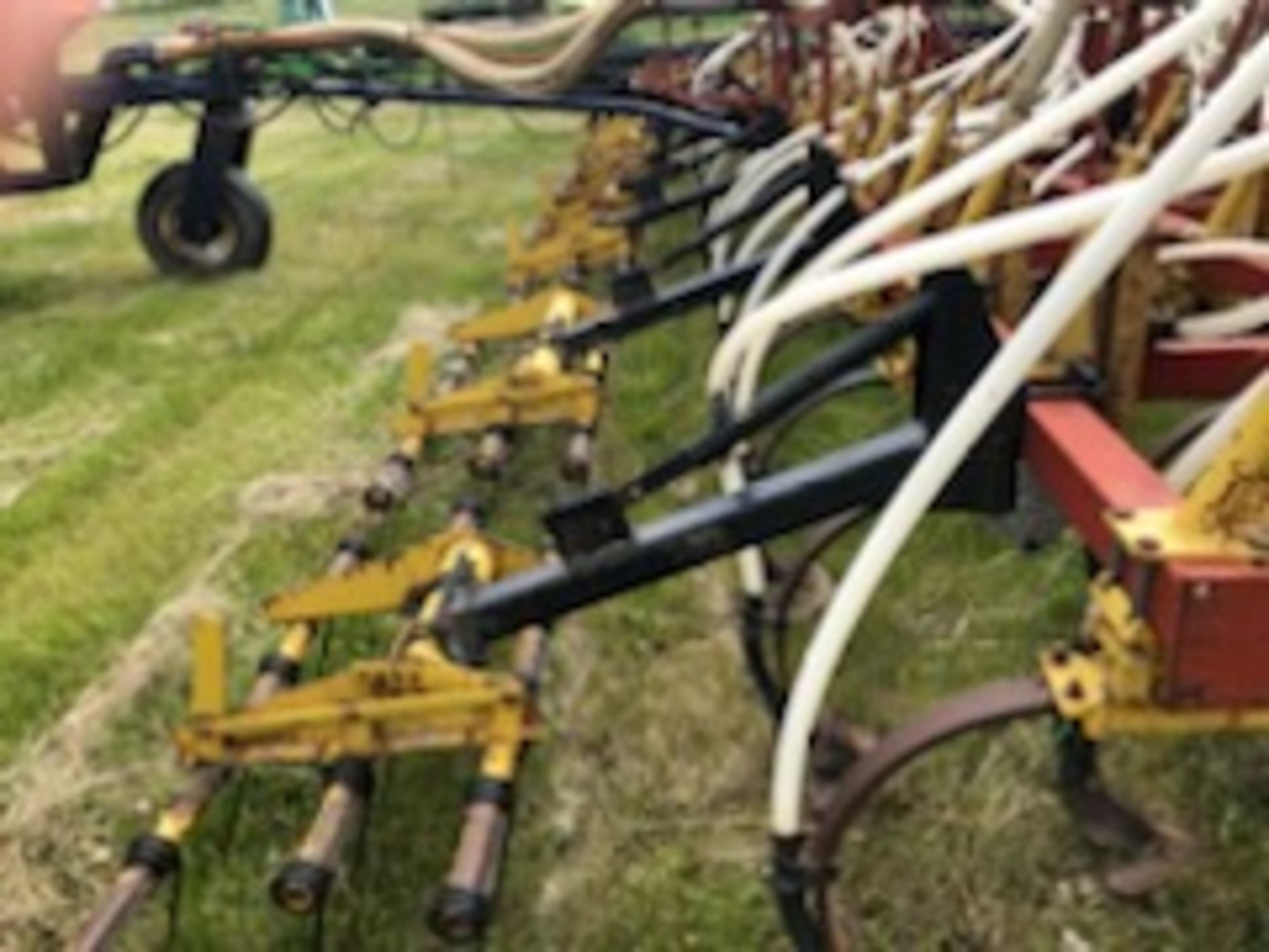 Bourgault 36-40 cultivator w/air package, w/ 5 row Bourgault harrows w/Morris 1305 air tank, hyd - Image 9 of 11