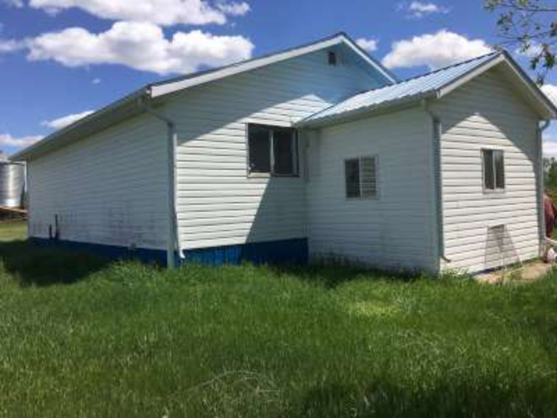 Agriculture and Pasture Land : 1/2 section of land including buildings 3 wired fence as follows: - Bild 17 aus 33