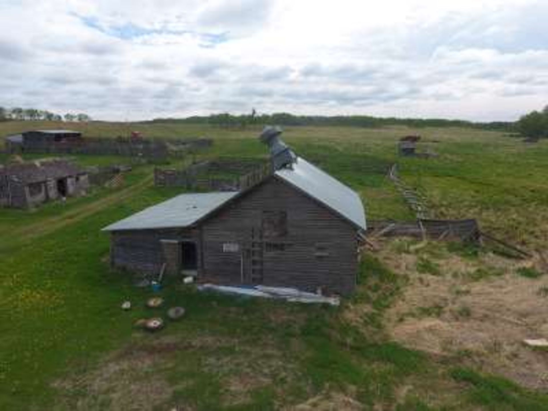 Agriculture and Pasture Land : 1/2 section of land including buildings 3 wired fence as follows: - Bild 15 aus 33