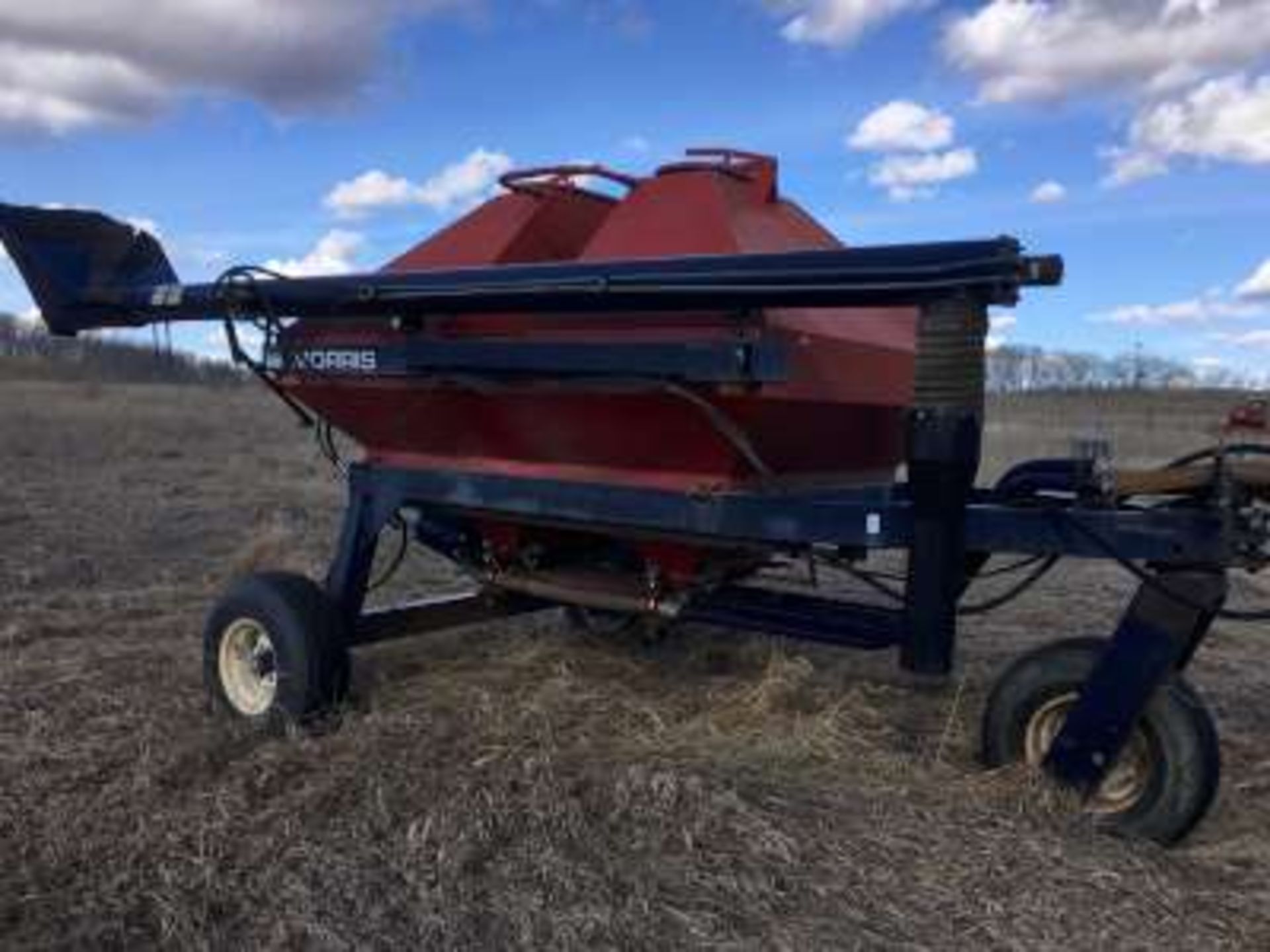 Bourgault 36-40 cultivator w/air package, w/ 5 row Bourgault harrows w/Morris 1305 air tank, hyd - Image 4 of 11