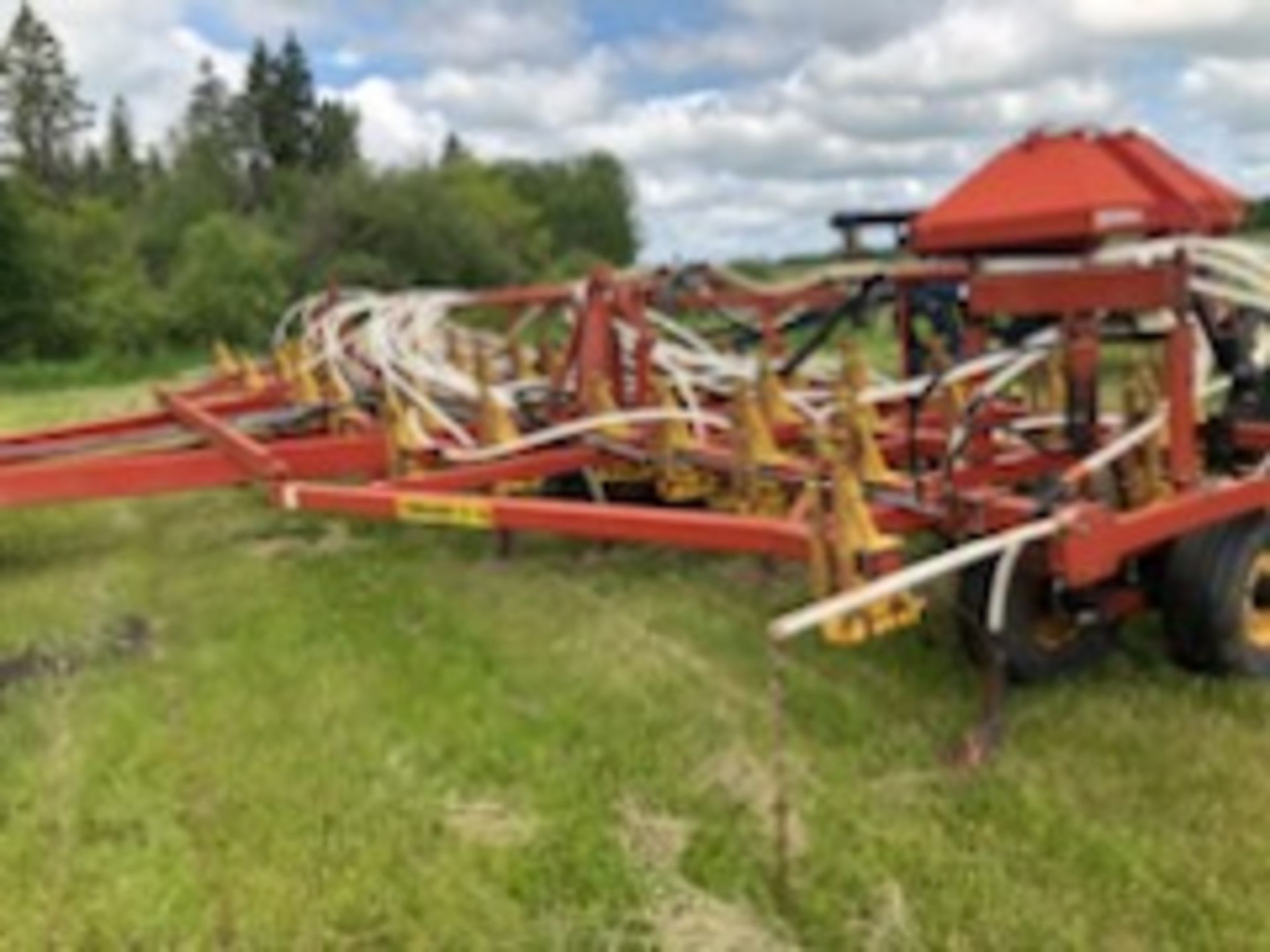 Bourgault 36-40 cultivator w/air package, w/ 5 row Bourgault harrows w/Morris 1305 air tank, hyd - Image 7 of 11