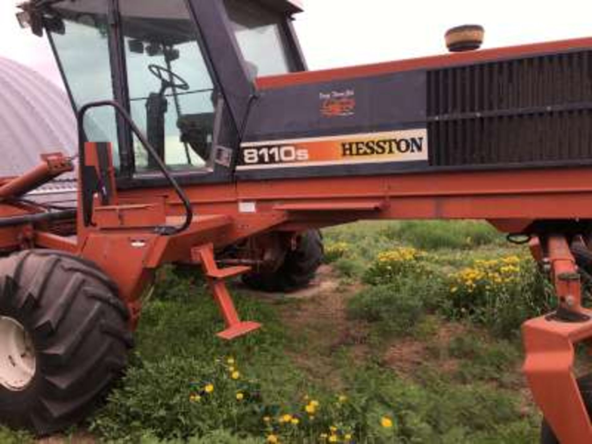 1983? Hesston 8110s S.P. Swather, cab, 25 ft table, pick up real, shifting table, 2 rotor shears,