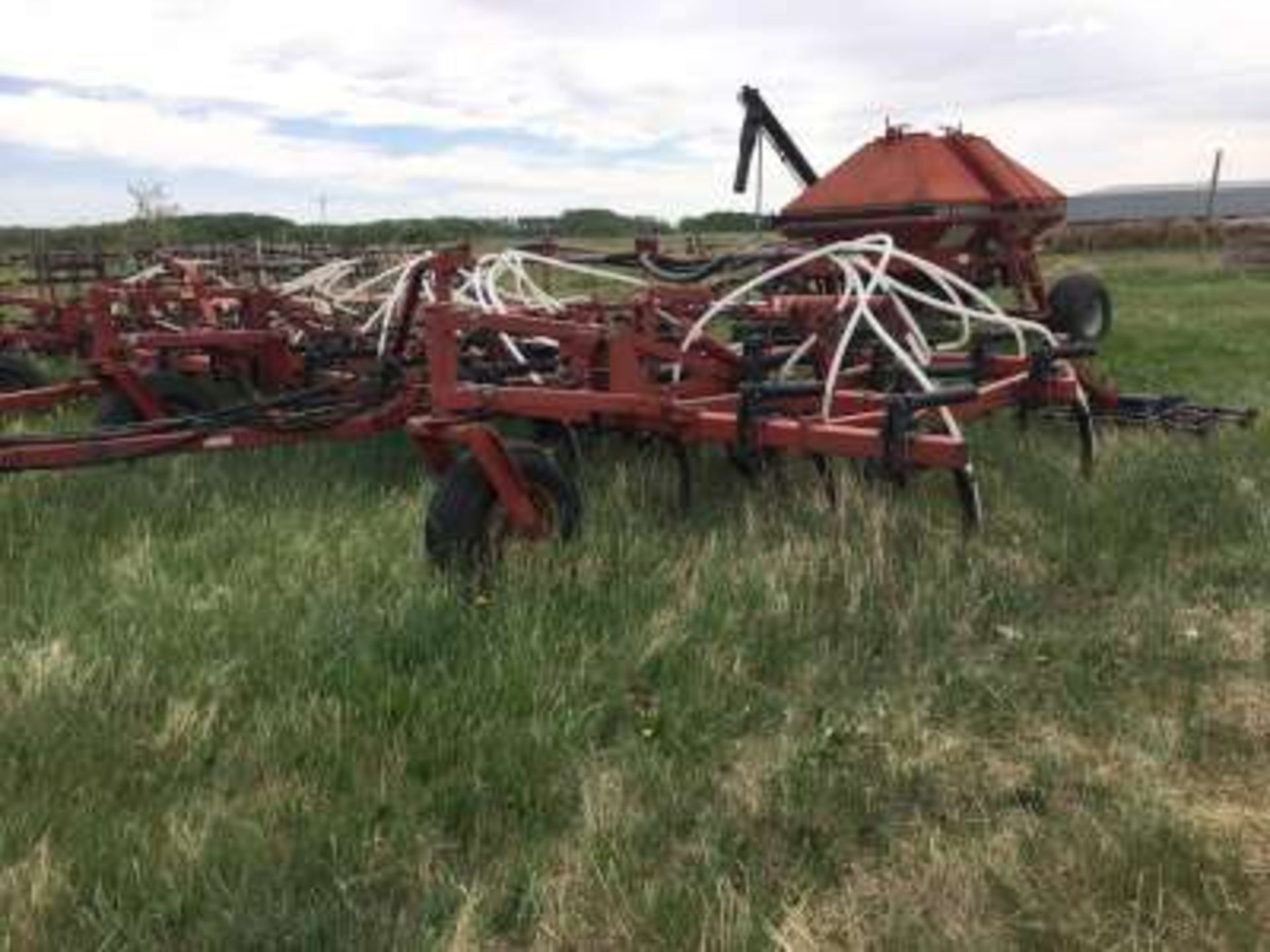 CIH 8100 36 ft air seeder, shovels (good) 4 bar Morris tine harrows, hoses replaced in 2018, w/ - Image 3 of 6