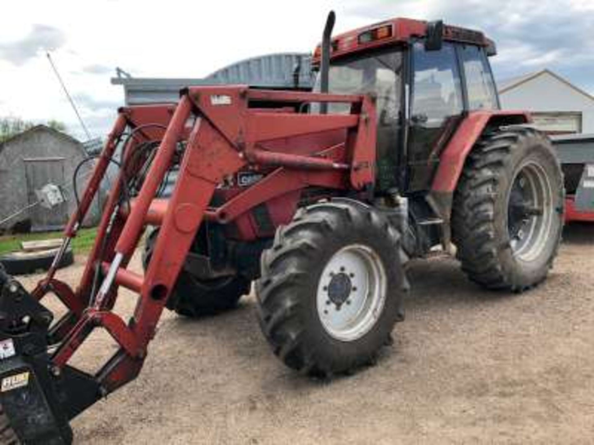 1983 CIH 5250 FWA tractor, cab, AC, PTO, w/CIH #520 FEL w/grapple ( injectors done in 2018) 5.9 - Image 4 of 7