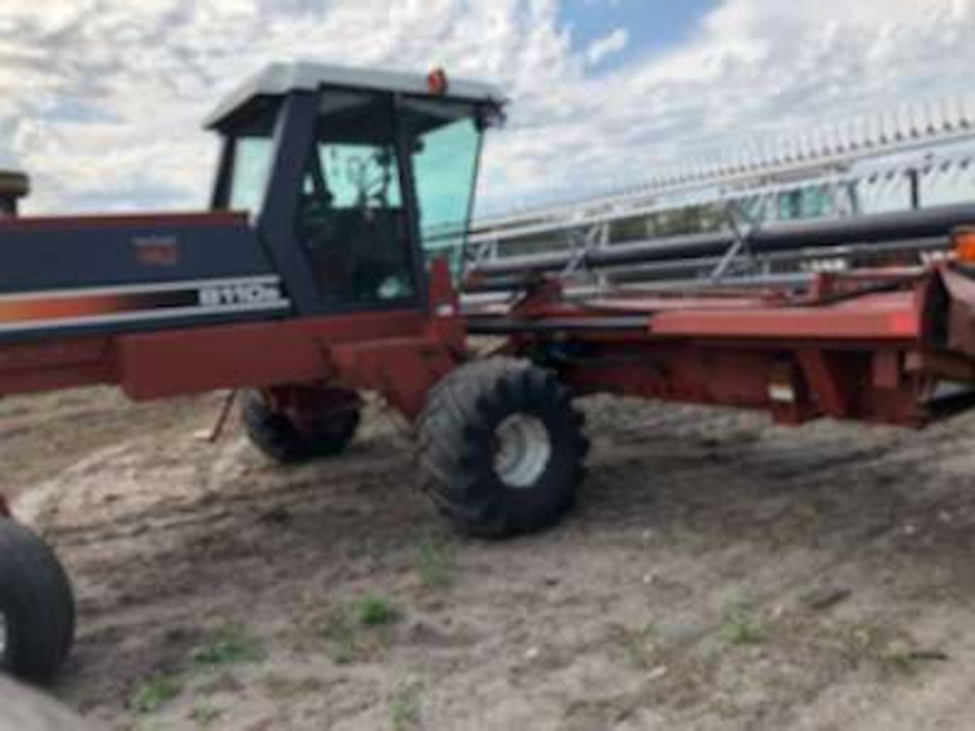 1983? Hesston 8110s S.P. Swather, cab, 25 ft table, pick up real, shifting table, 2 rotor shears, - Image 5 of 13